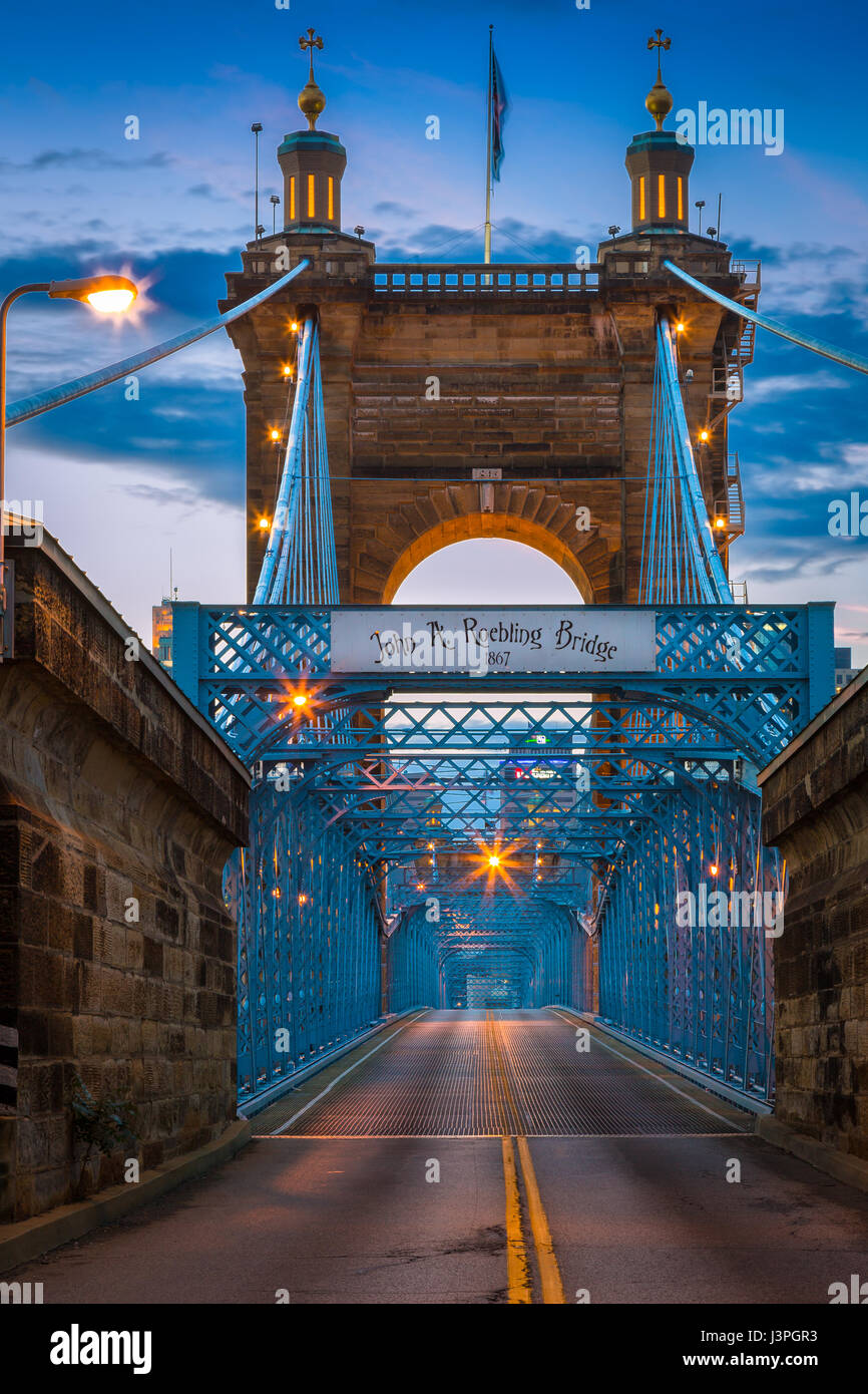 John A. Roebling Suspension Bridge cruza el Río Ohio entre Cincinnati, Ohio y Covington, Kentucky. Cuando los primeros peatones cruzaron en De Foto de stock