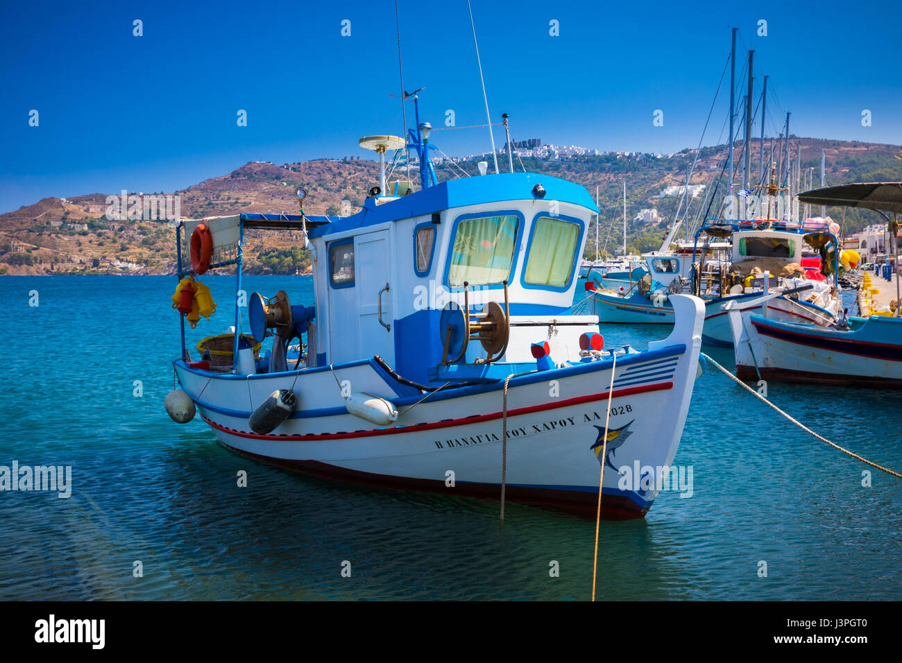 La pesca en barco en el puerto de la isla griega de Patmos Foto de stock