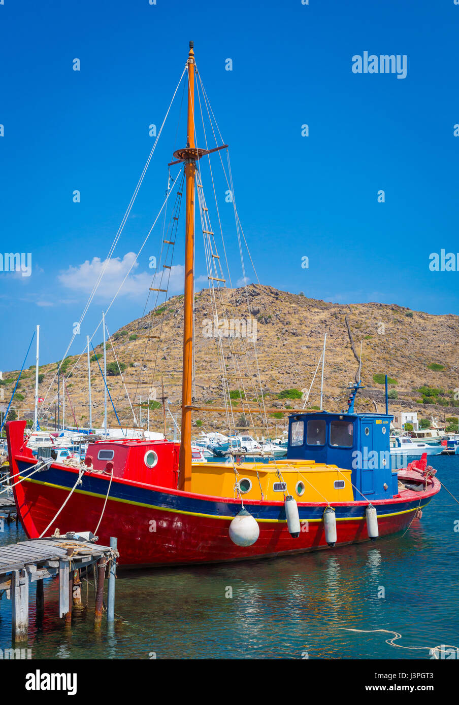 En barco en el puerto de la isla griega de Patmos Foto de stock