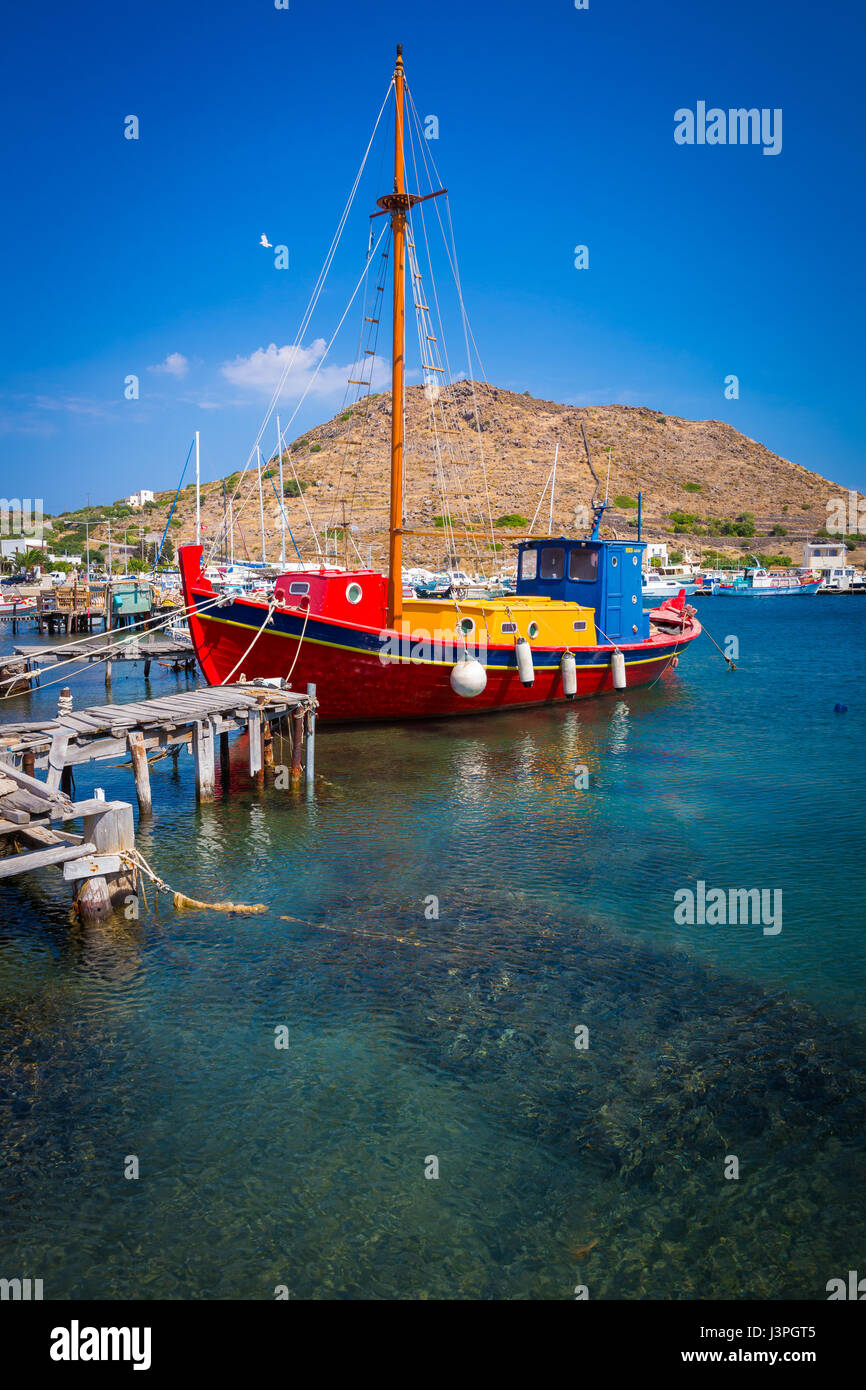 En barco en el puerto de la isla griega de Patmos Foto de stock