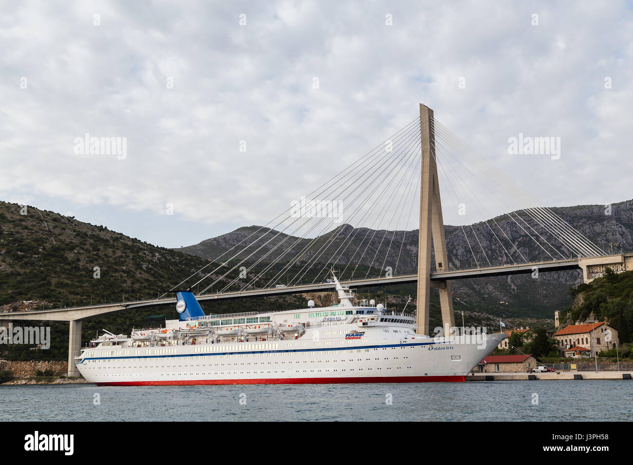 Puente colgante de Dubrovnik capturados desde un barco en la costa de Croacia. Evita un gran canal de agua entre dos montañas camino de corte Foto de stock