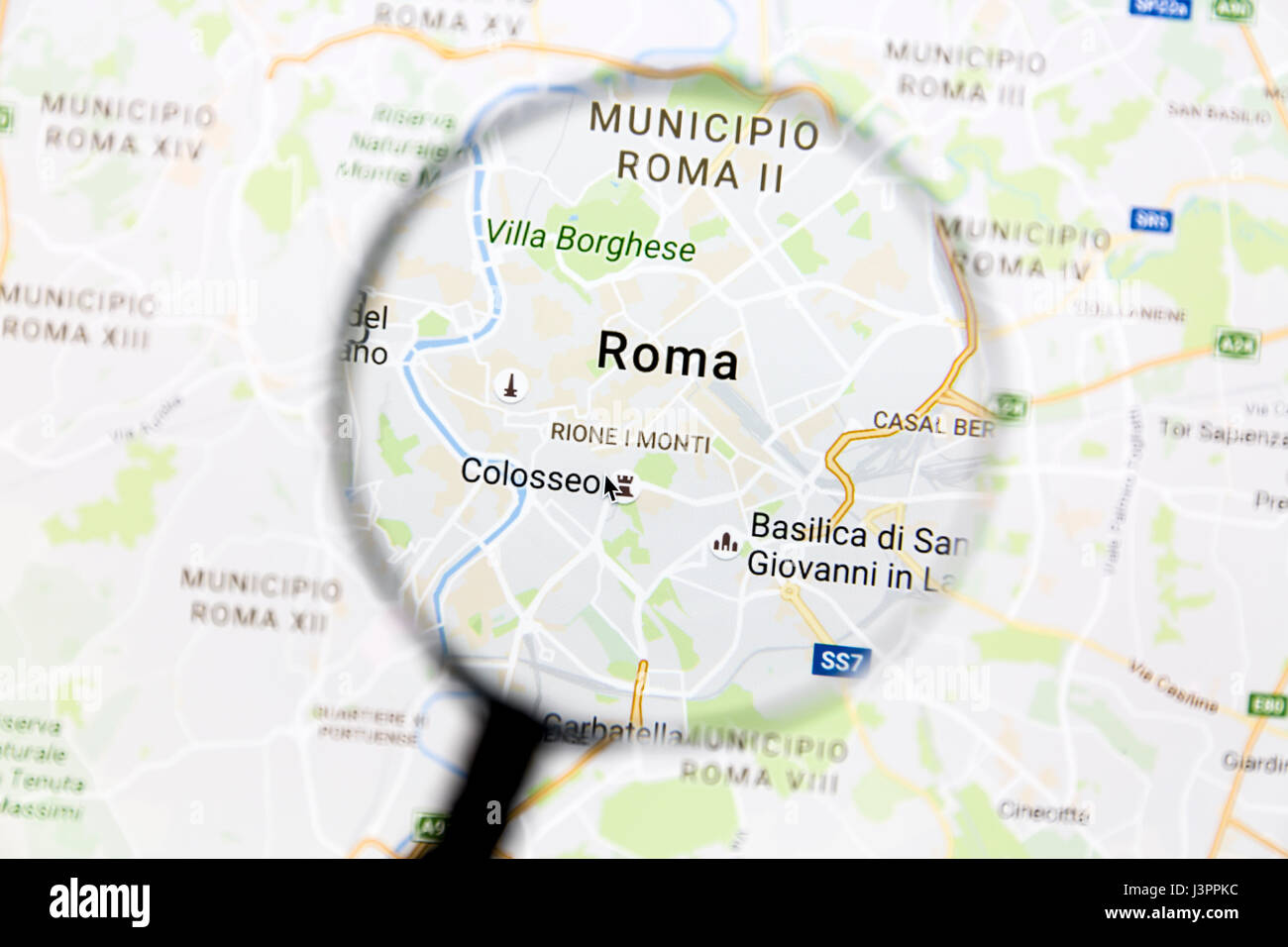 Roma en Google Maps bajo una lupa. Roma es la ciudad capital de Italia Foto de stock