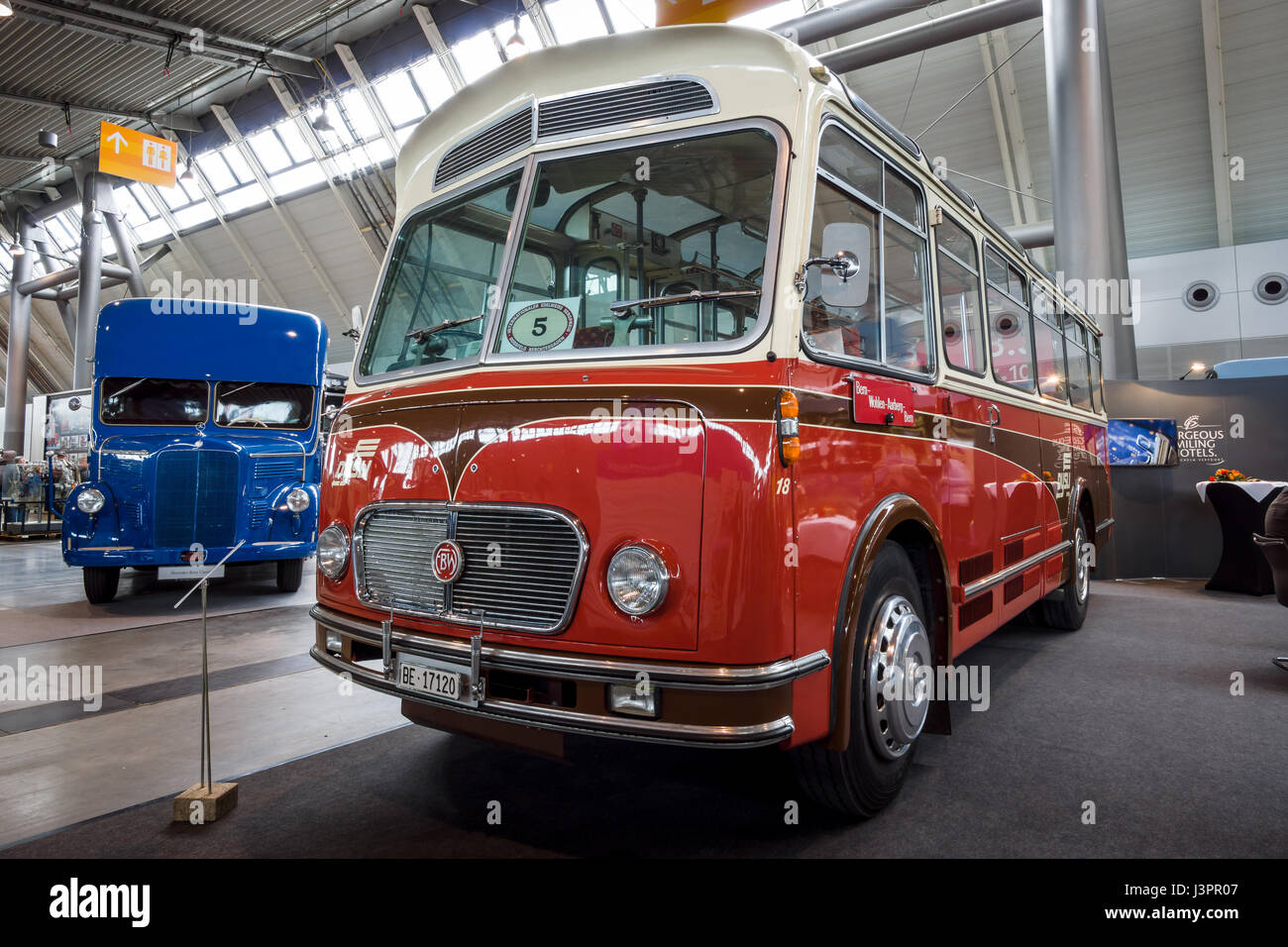 STUTTGART, Alemania - Marzo 03, 2017: Bus F.B.W. (Franz Brozincevic Wetzikon) PC35-U Alpenwagen III-U, 1963. Europa la mayor exposición de coches clásicos clásicos 'retro' Foto de stock