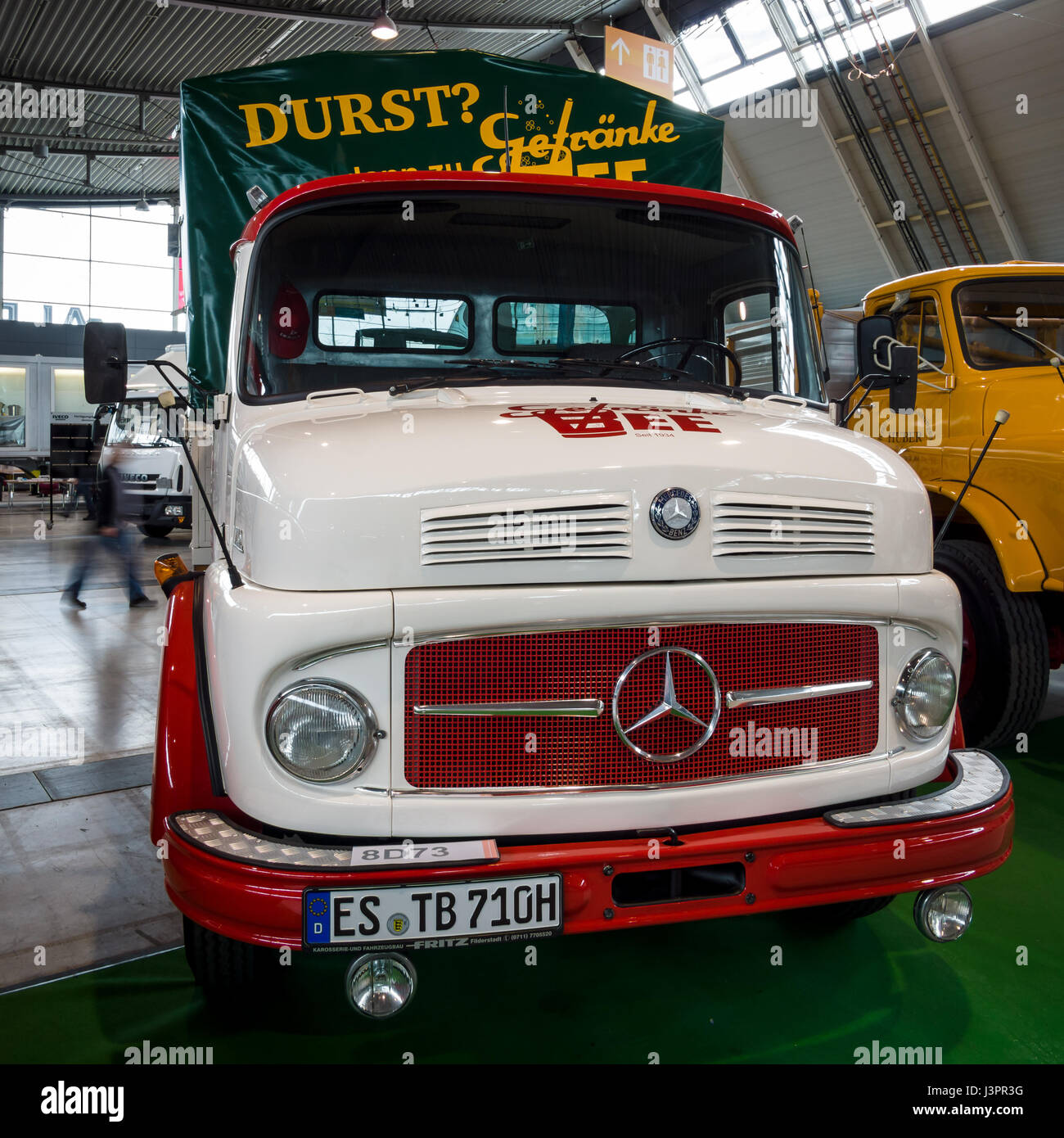 STUTTGART, Alemania - Marzo 03, 2017: Camión MERCEDES BENZ L 710, de 1963. Europa la mayor exposición de coches clásicos clásicos 'retro' Foto de stock