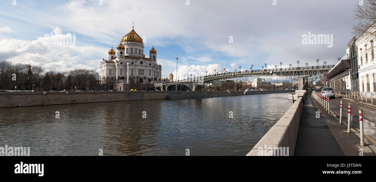 La Catedral de Cristo Salvador, la iglesia ortodoxa cristiana más altas en el mundo, y el Patriarca Puente visto desde la orilla sur del río Moskva. Foto de stock