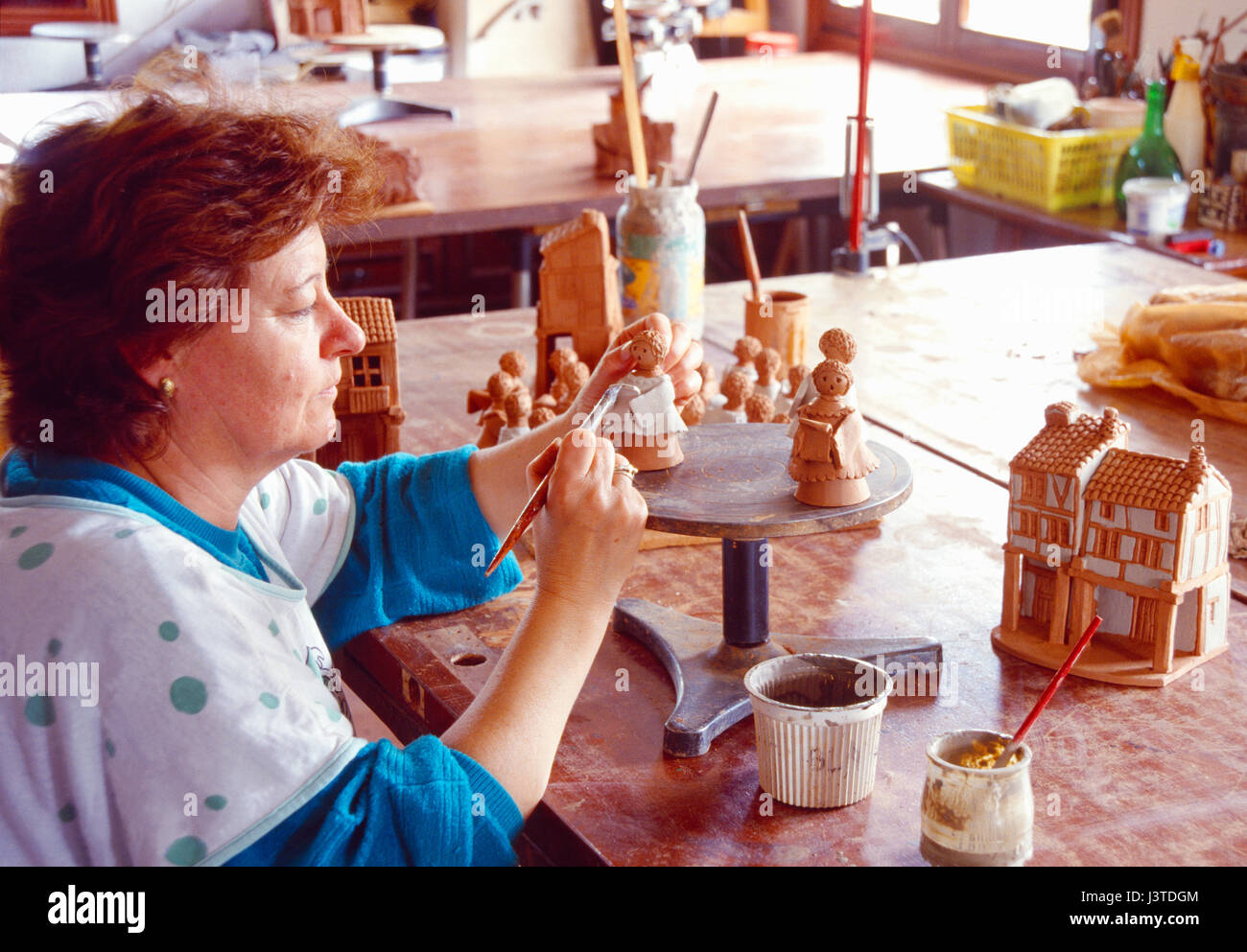 Ceramista de pintar figuras de arcilla Fotografía de stock - Alamy