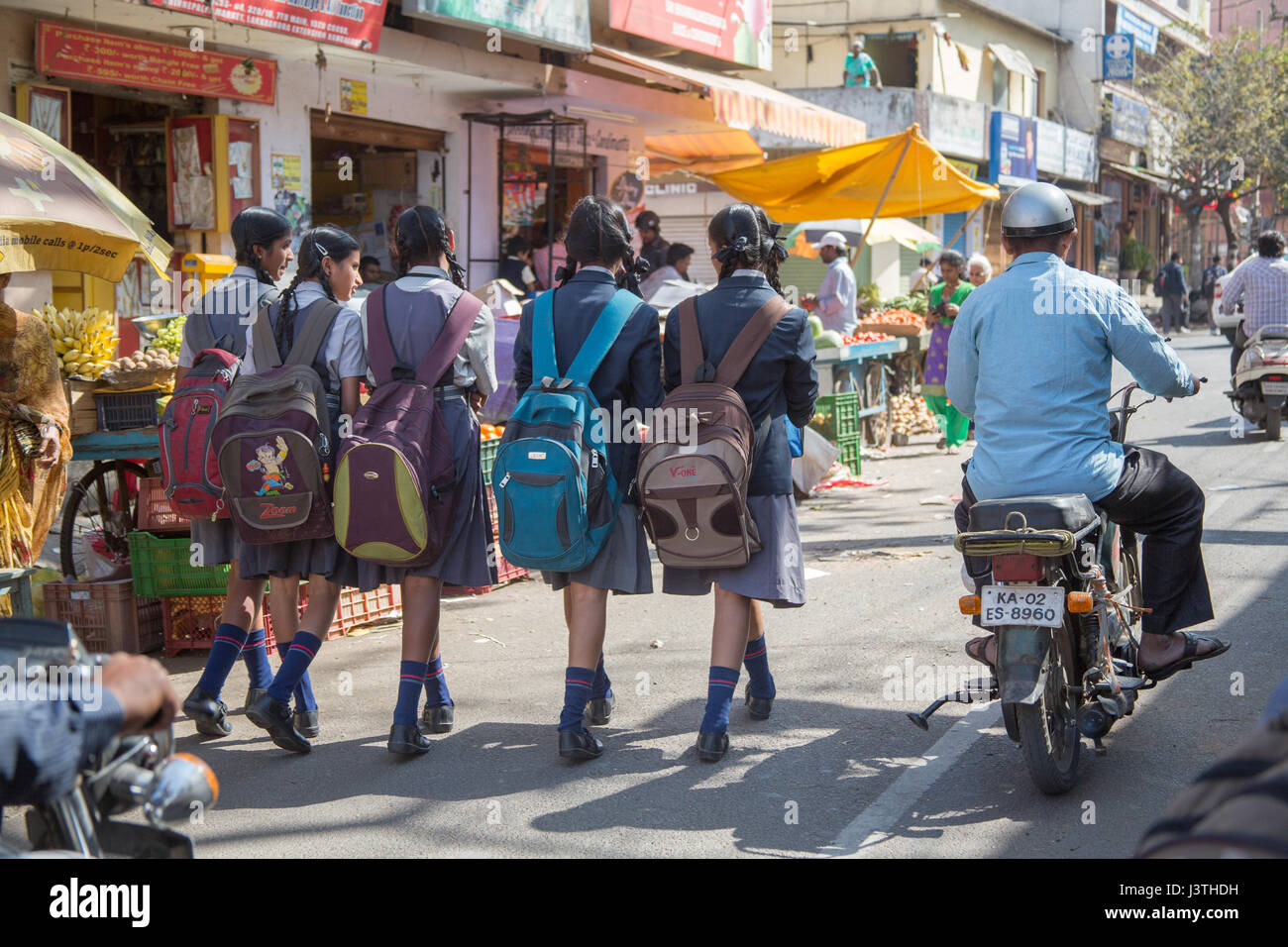 Algunas alumnas caminando por las calles de Bangalore en la tarde caliente. Foto de stock