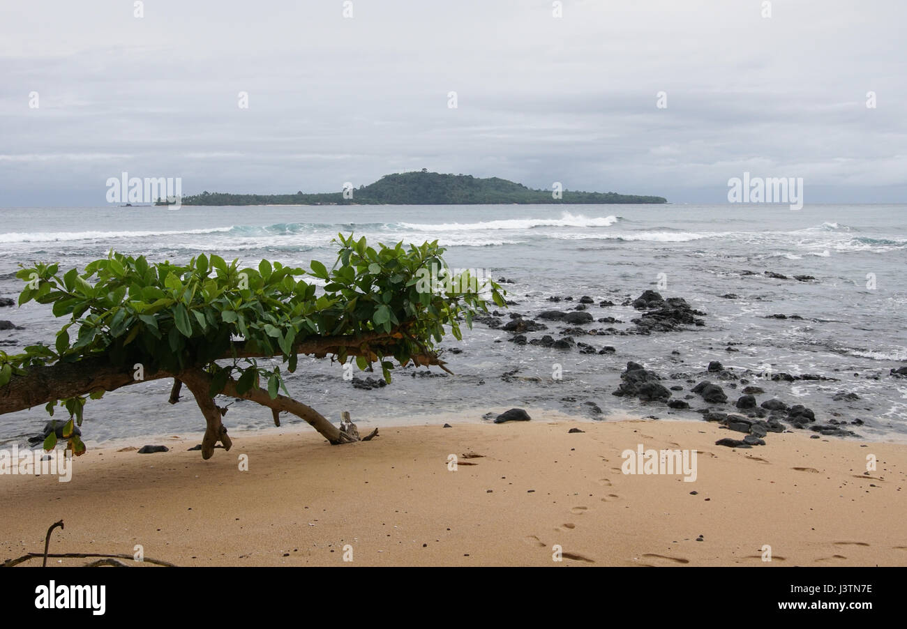 Praia Inhame con vistas a Ilheu das Rolas en un día lluvioso y nublado, Sao Tomé y Príncipe, África Foto de stock