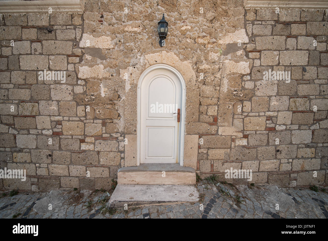 Puerta frontal blanca de una casa de ciudad Georgiana Foto de stock