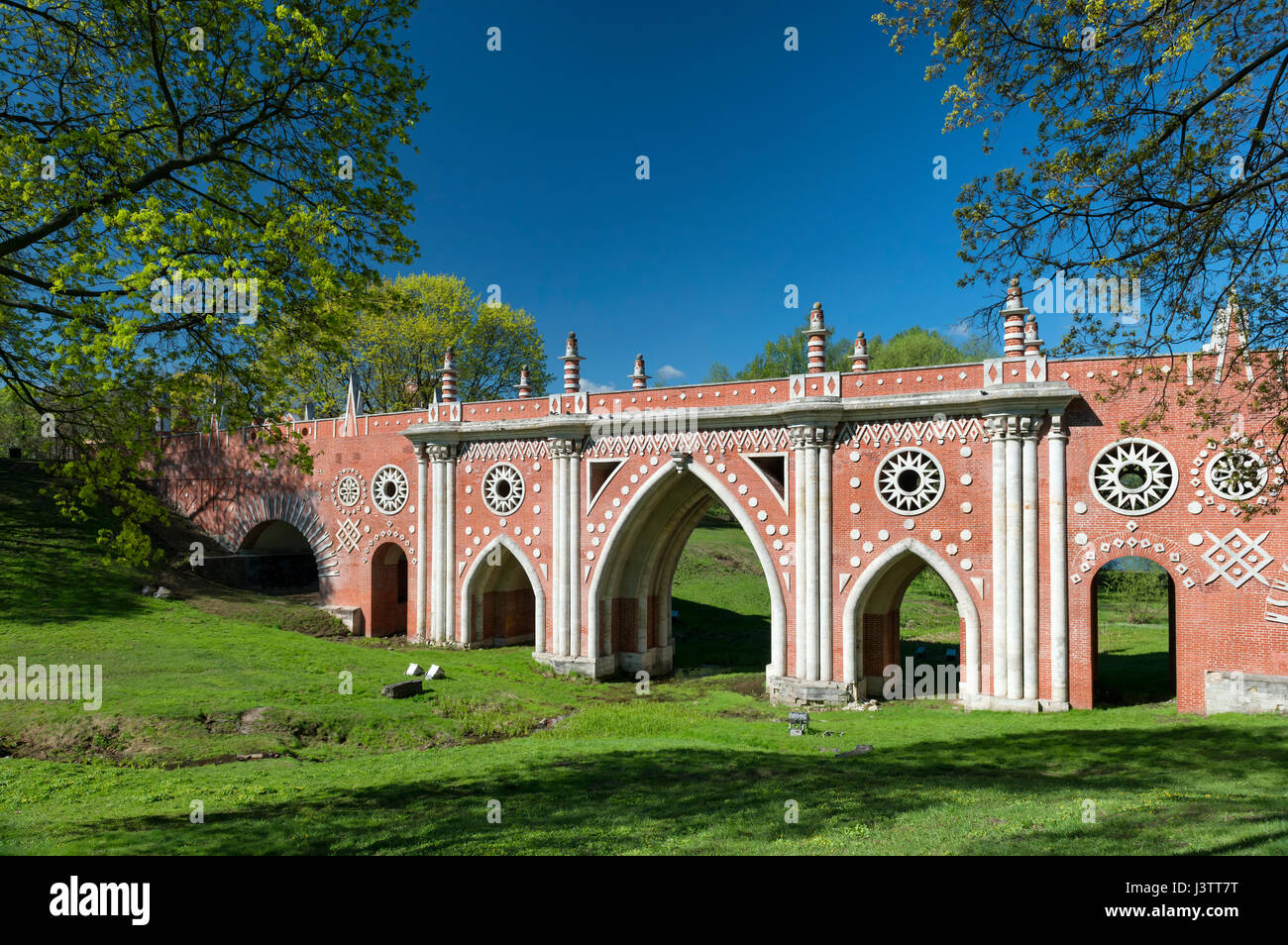 Grande (o gótico) puente de parque Tsaritsyno, Moscú, Rusia. Foto de stock