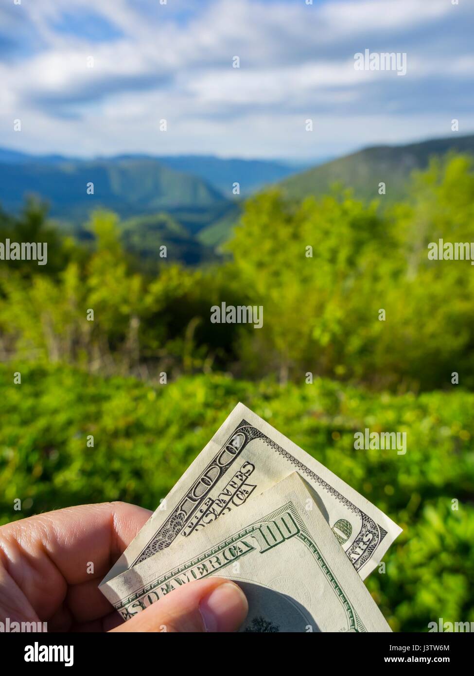 Dinero dólares en la mano antes de la naturaleza valor de compra valorado  horizonte paisaje comprador Fotografía de stock - Alamy