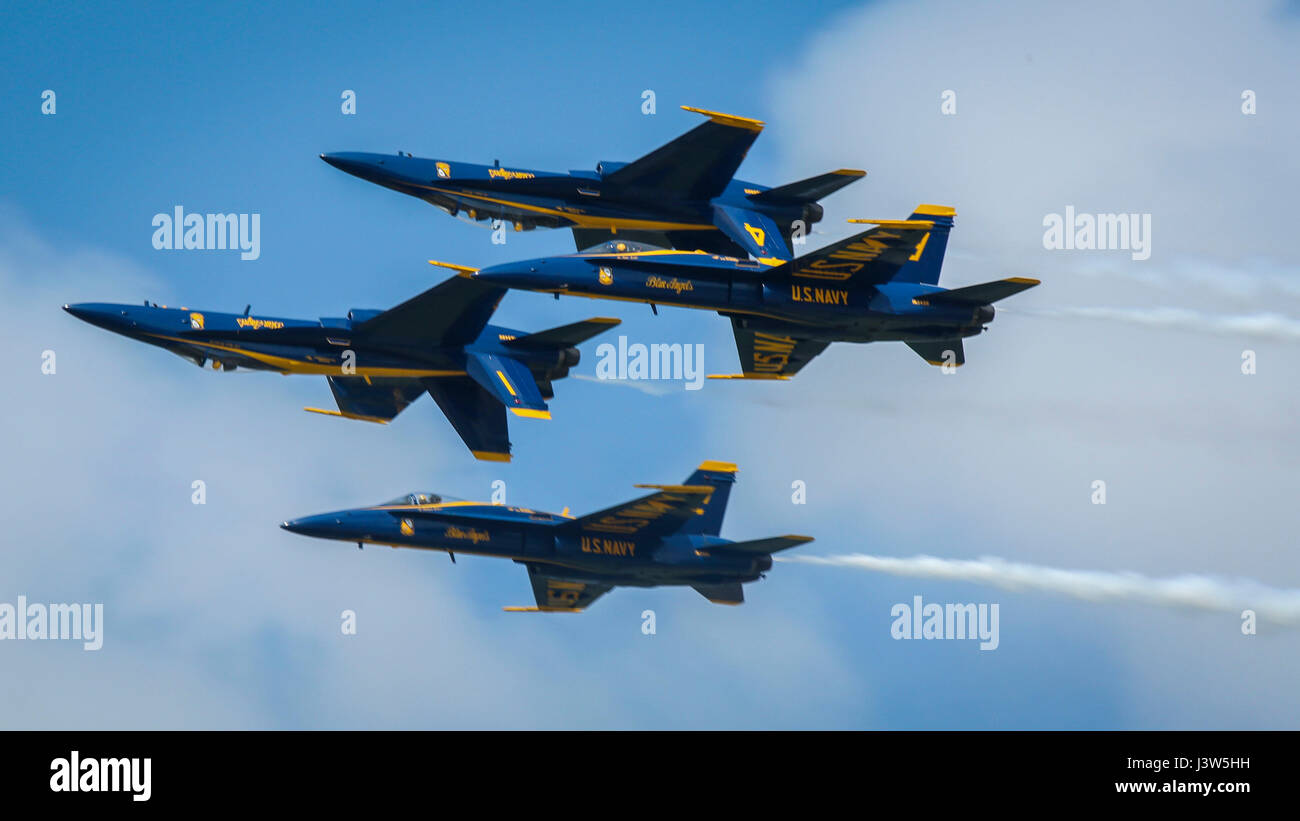 La Marina de los Estados Unidos, el escuadrón de demostración de vuelo Blue Angels, volar en formación durante el 2017 MCAS Beaufort Air Show El 28 de abril. MCAS Beaufort aloja el air show en orden para reunir a la comunidad y demostrar la aviación estadounidense de combate aire-tierra Marina y Elemento Task Force capacidades. Foto de stock