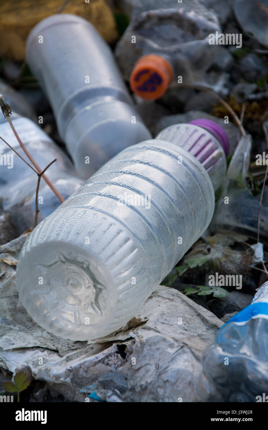 Una imagen de la basura que ha sido volar inclinado, con el foco en una botella bebidas vacía. Representa los problemas ambientales como la contaminación de plástico. UK Foto de stock