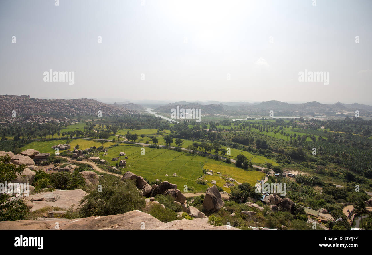 Vista desde Anjaneya hills en Hampi, Karnataka, India. Hampi pueblo, visto en el fondo. Foto de stock