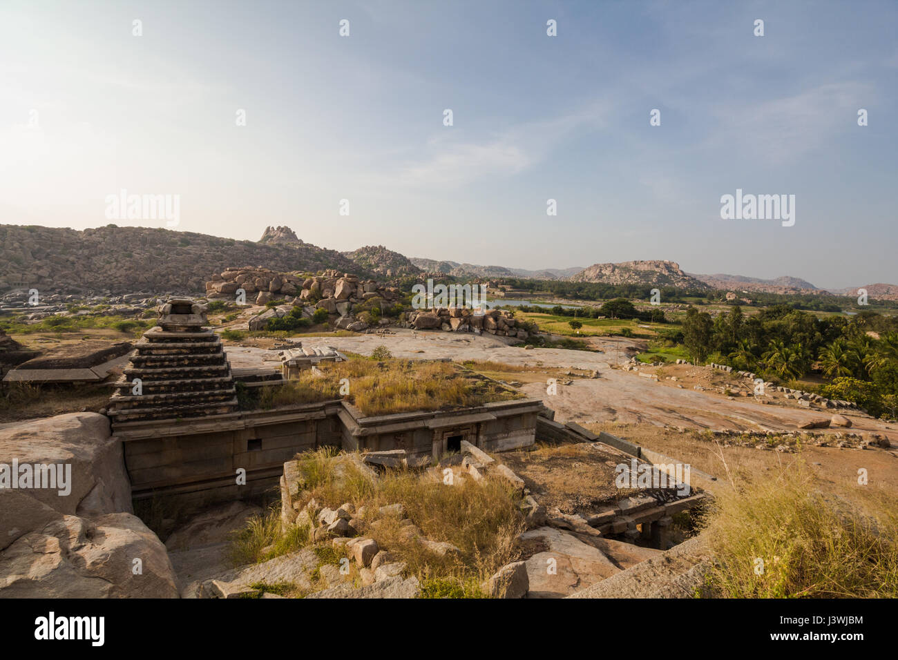 Vista desde el templo de Hampi Narasimha, sitio del patrimonio mundial. Karnataka, India. Foto de stock