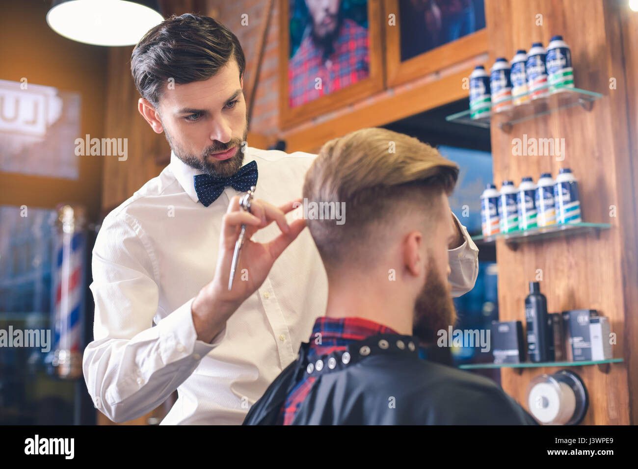 Joven Barber Shop Concepto de servicio para el cuidado del cabello Foto de stock