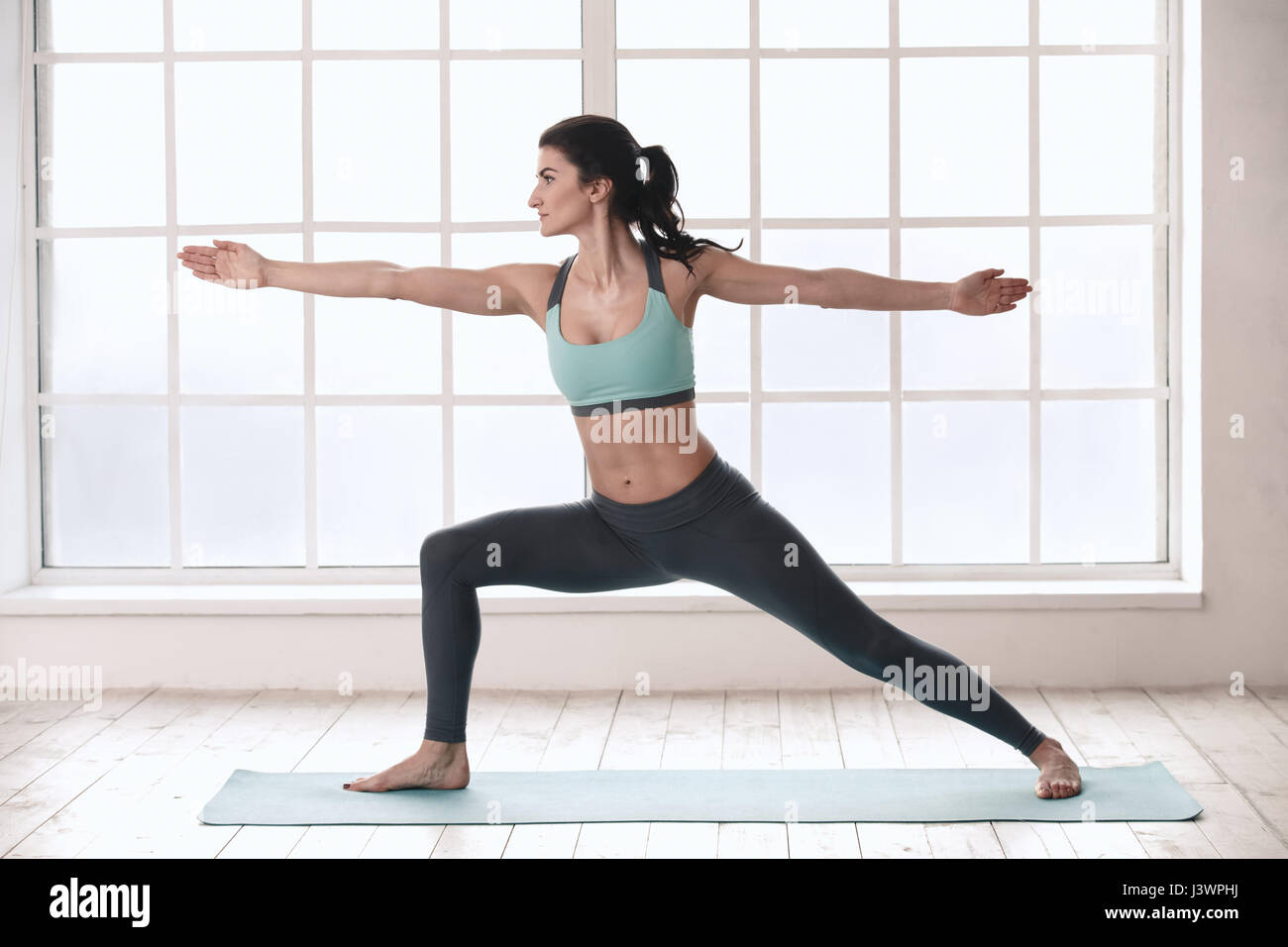 Mujer joven hacer yoga plantean ejercicio vida sana Foto de stock