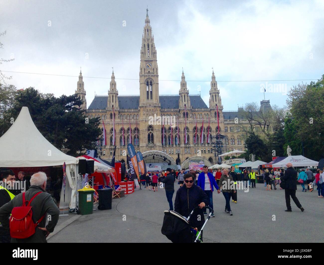 Viena, Austria, Escena en la calle, el edificio del ayuntamiento, la multitud de personas caminando en un evento deportivo, un maratón. Foto de stock