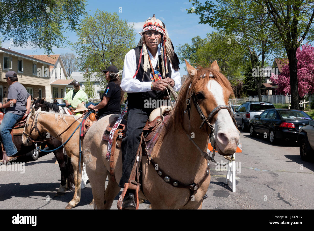 Minneapolis, Minnesota, USA. 7 de mayo de 2017. Native American con penacho plumado a caballo en la 43ª Anual de la MayDay Parade, mayo 7th, 2017 MN de Minneapolis, Minnesota, EE.UU. Crédito: Steve Skjold/Alamy Live News Foto de stock