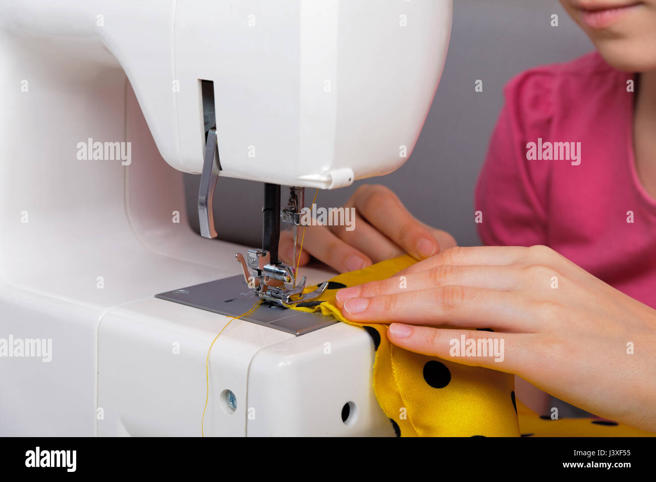 El proceso de cosido en una máquina de coser eléctrica Fotografía de stock  - Alamy