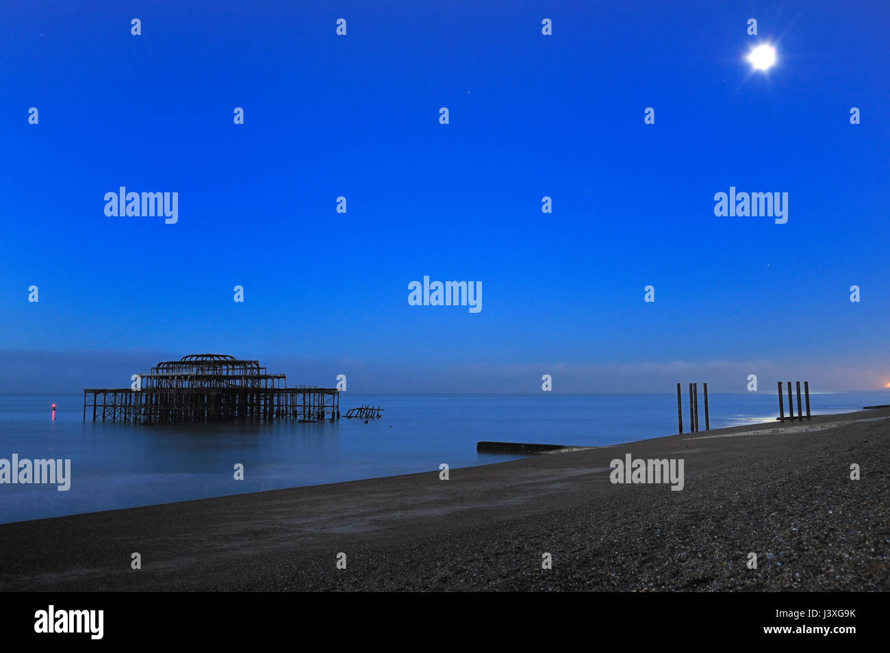 Los abandonados West Pier en Brighton bajo la luz de la luna Foto de stock