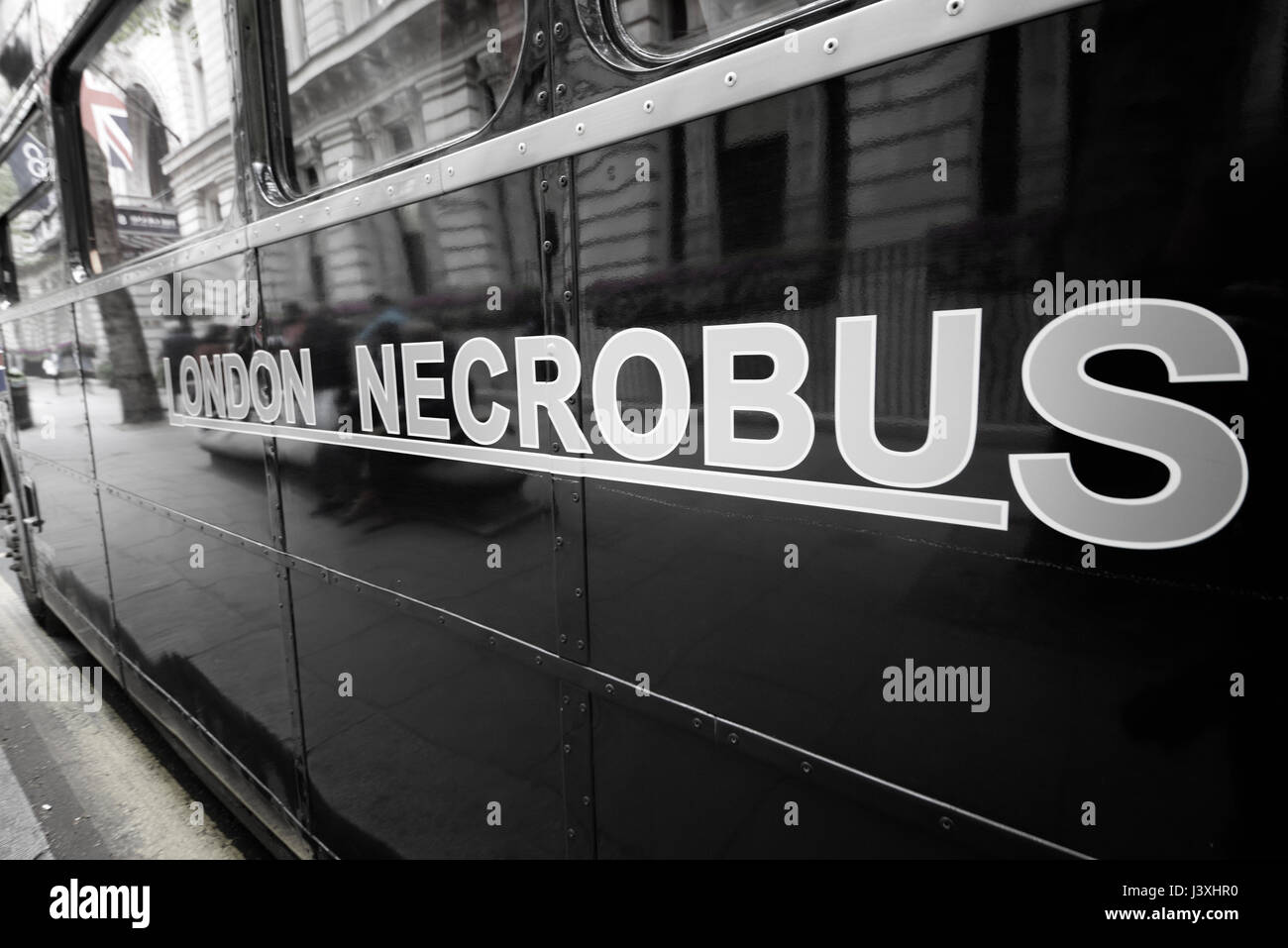 London Necrobus, Routemaster bus operado por The Ghost Bus Tours Ltd. Se utilizan en viajes en autobús fantasma en Londres. Foto de stock