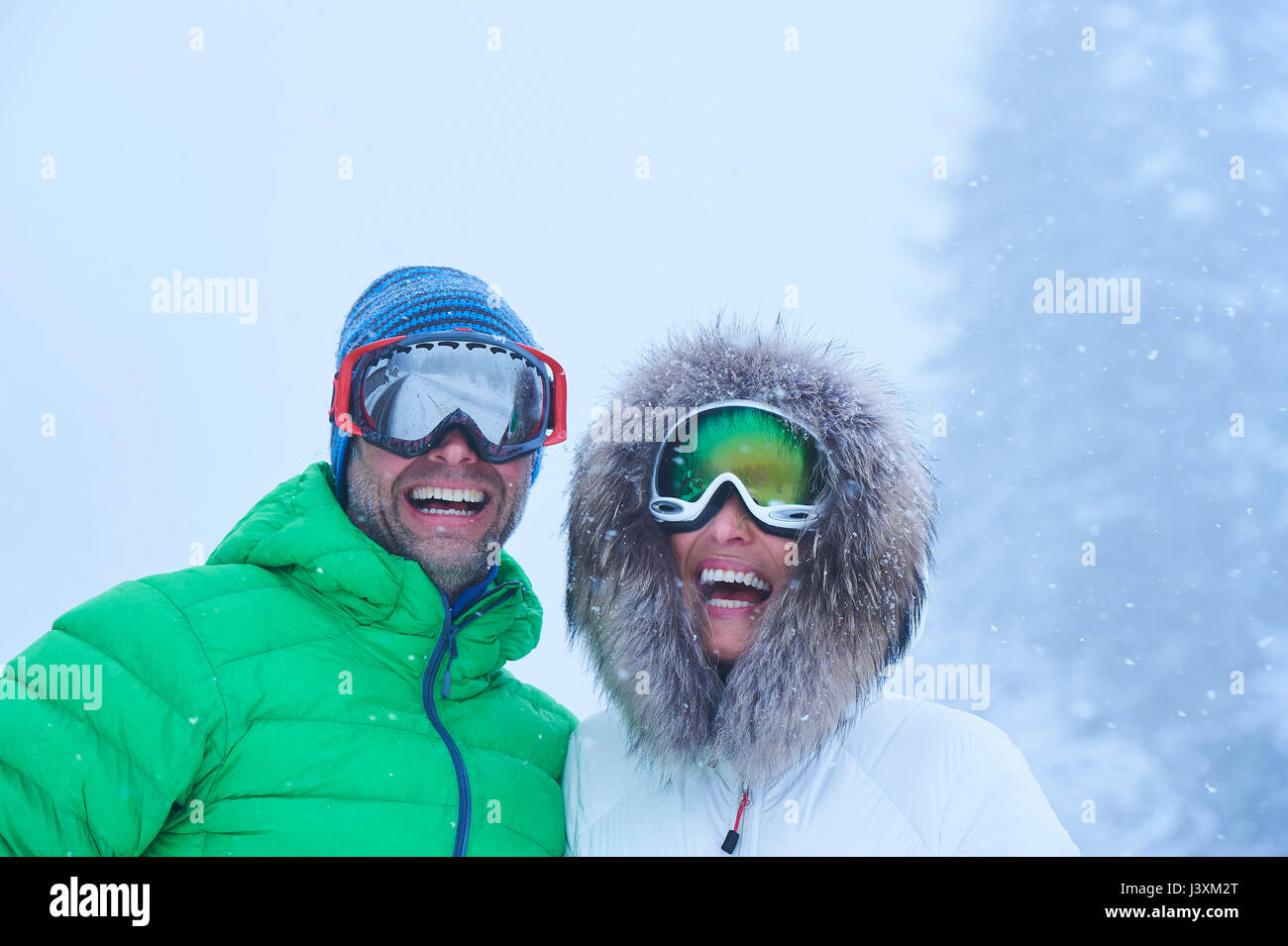 Retrato de la feliz pareja en la caída de nieve, Gstaad, Suiza Foto de stock