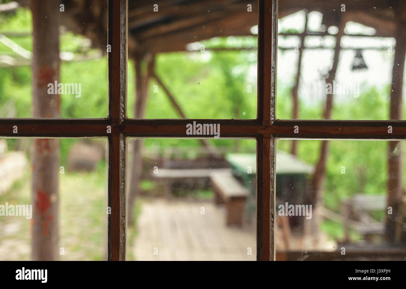 Acercamiento por parte de una vieja ventana retro, bastidor de madera y detalles de cristal sucio. Foto de stock