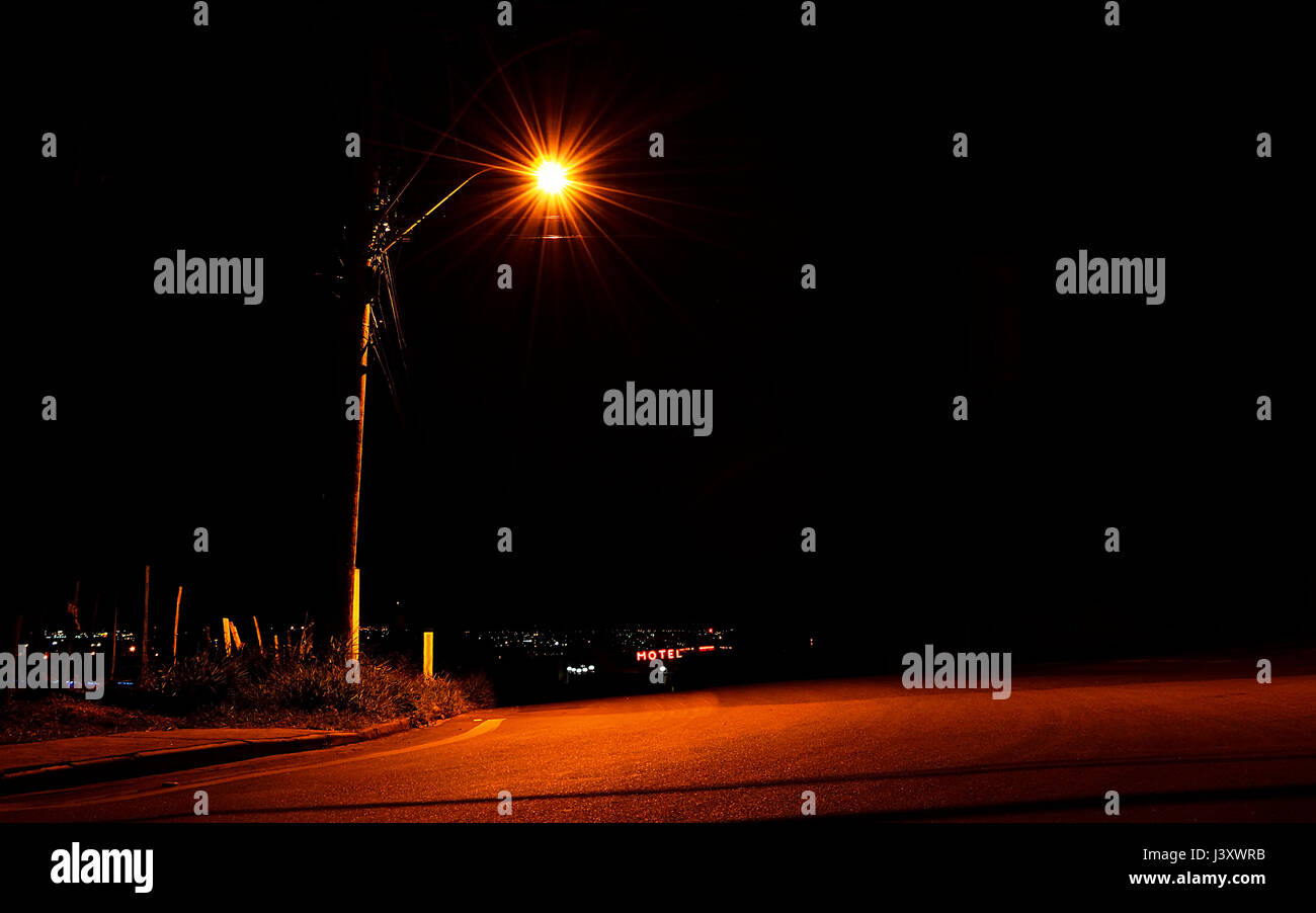 Luz de calle que ilumina una carretera fotografías e imágenes de alta  resolución - Alamy