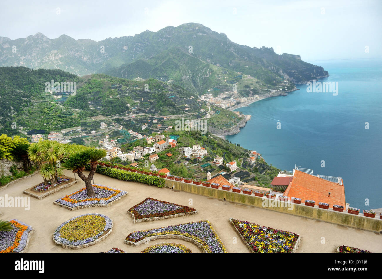 Ravello, vistas panorámicas de la Villa Rufolo, jardines y la costa de Amalfi, Italia Foto de stock