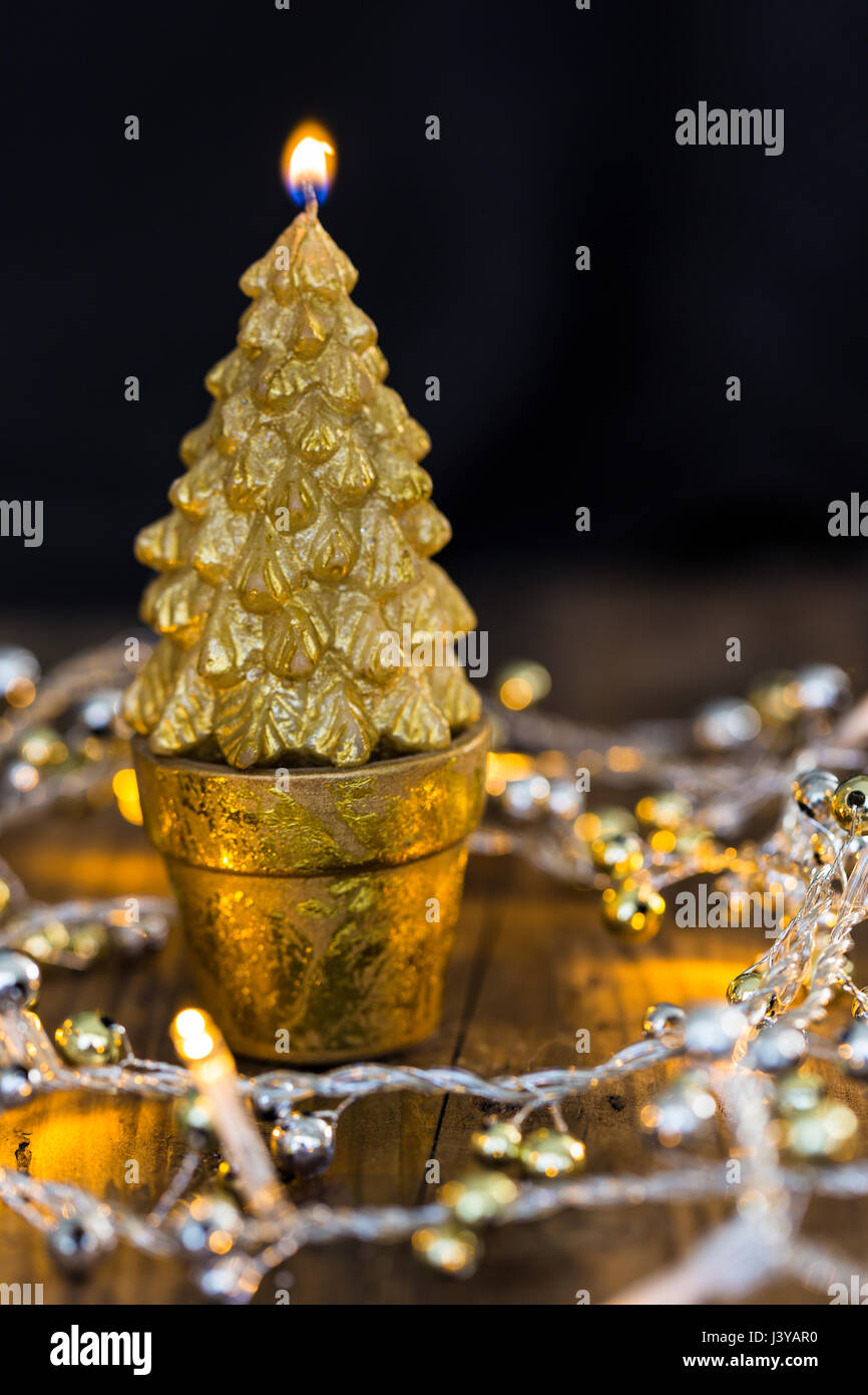 Velas de Navidad en forma de un árbol Fotografía de stock - Alamy