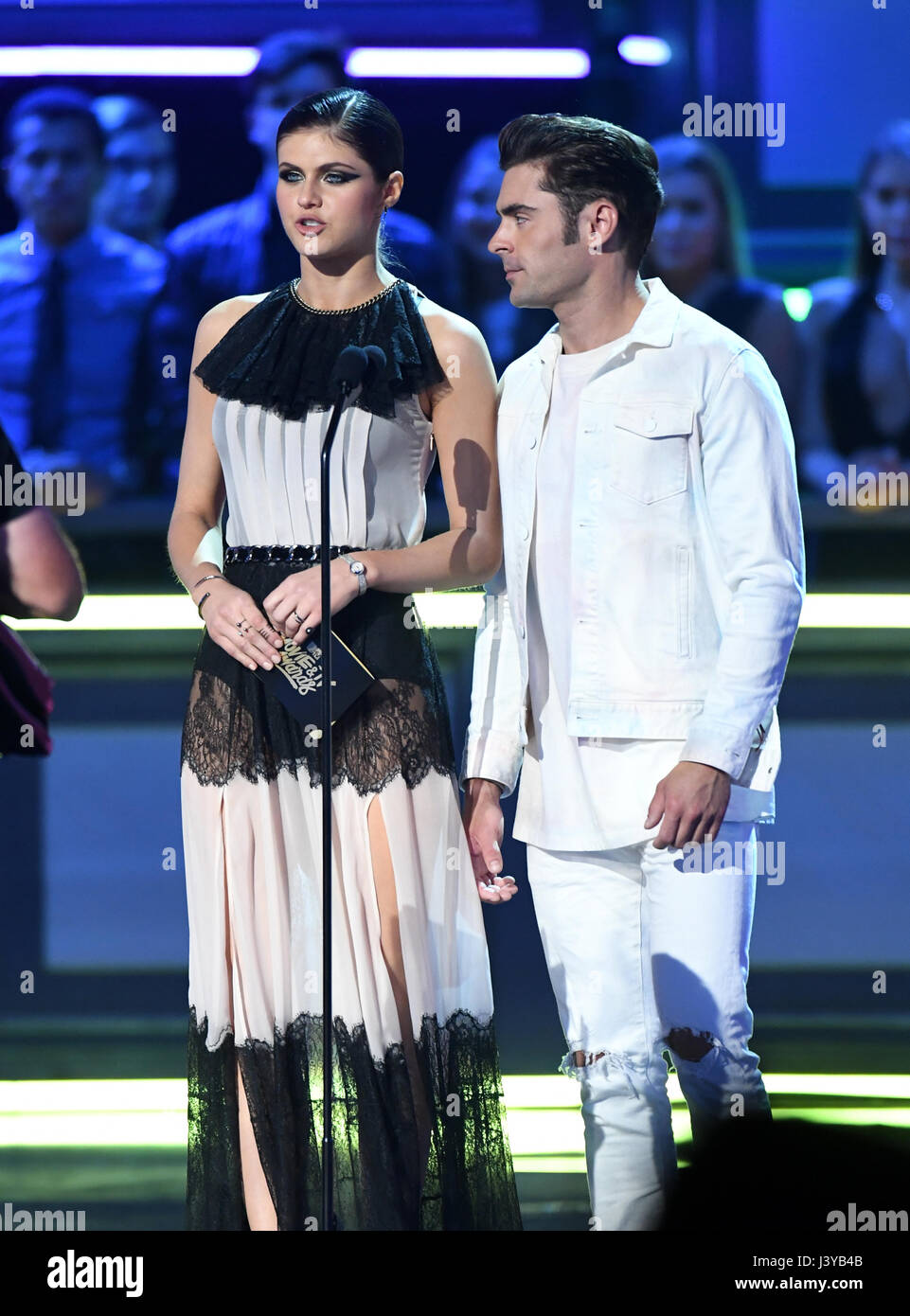 Zac efron and alexandra daddario fotografías e imágenes de alta