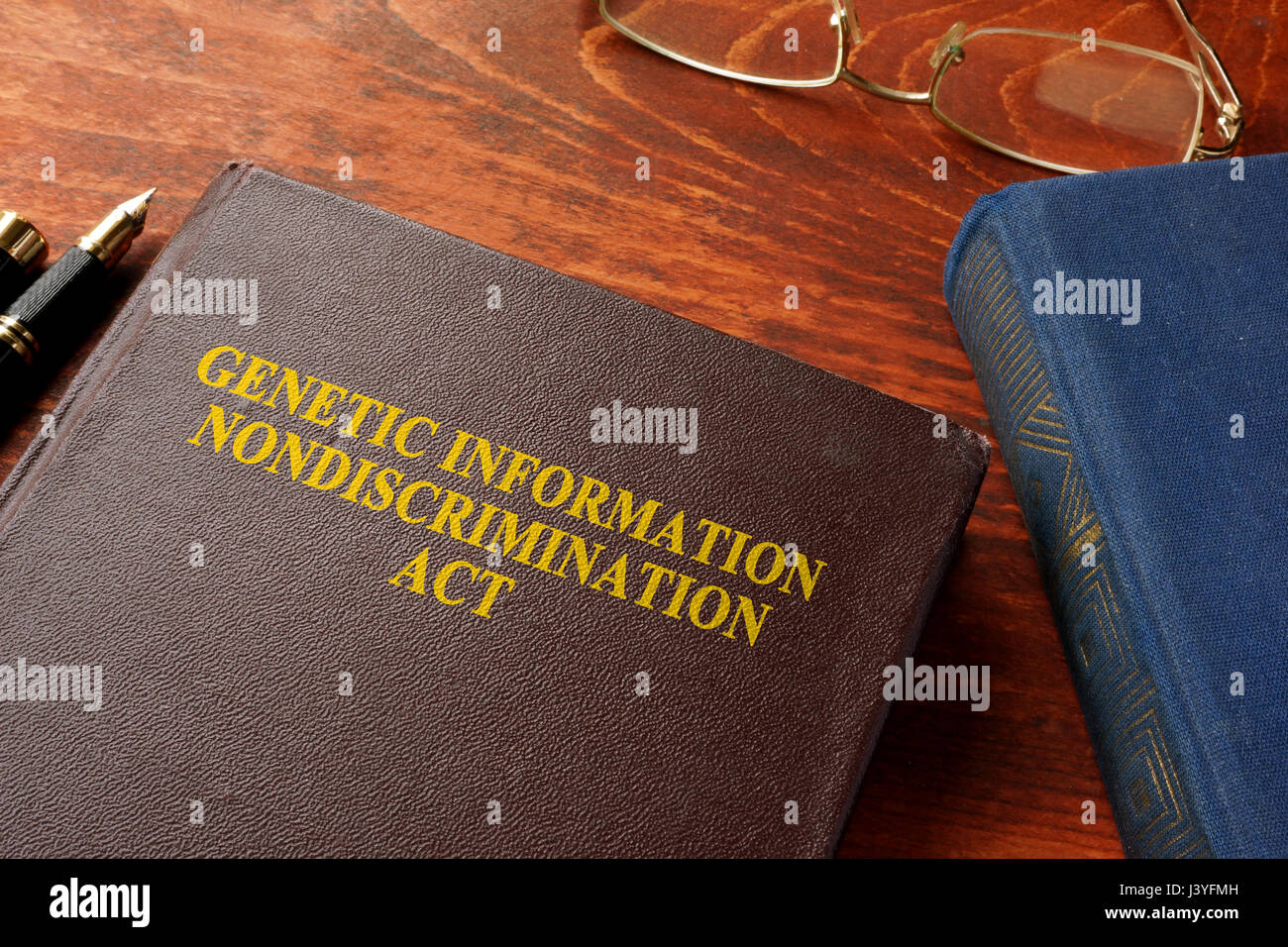 Libro con el título La información genética no discriminación Act de 2008 (GINA). Foto de stock