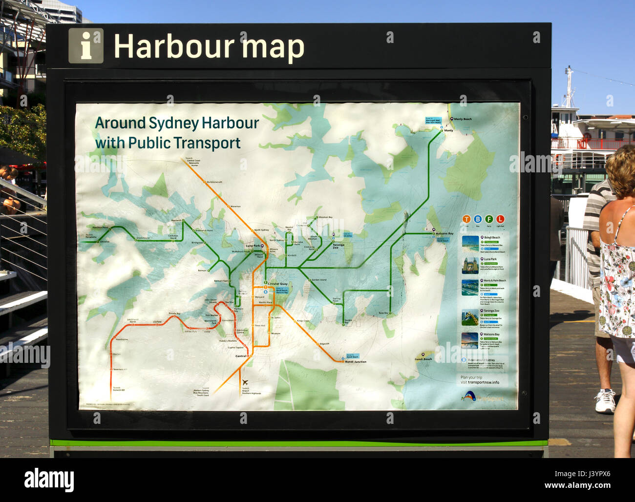 Un mapa en Darling Harbour, Sydney mostrando las opciones de transporte Foto de stock