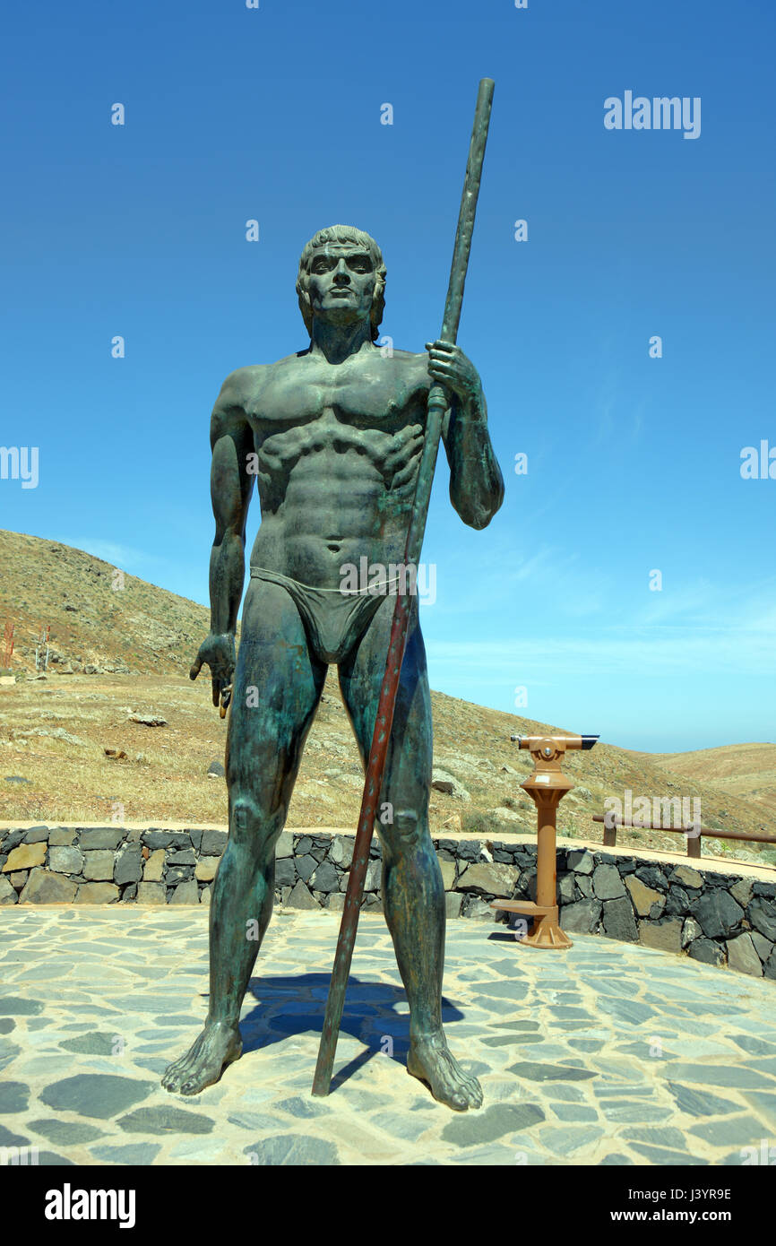 Guise y Ayose estatuas de bronce de los antiguos reyes de la isla de Fuerteventura. Foto de stock