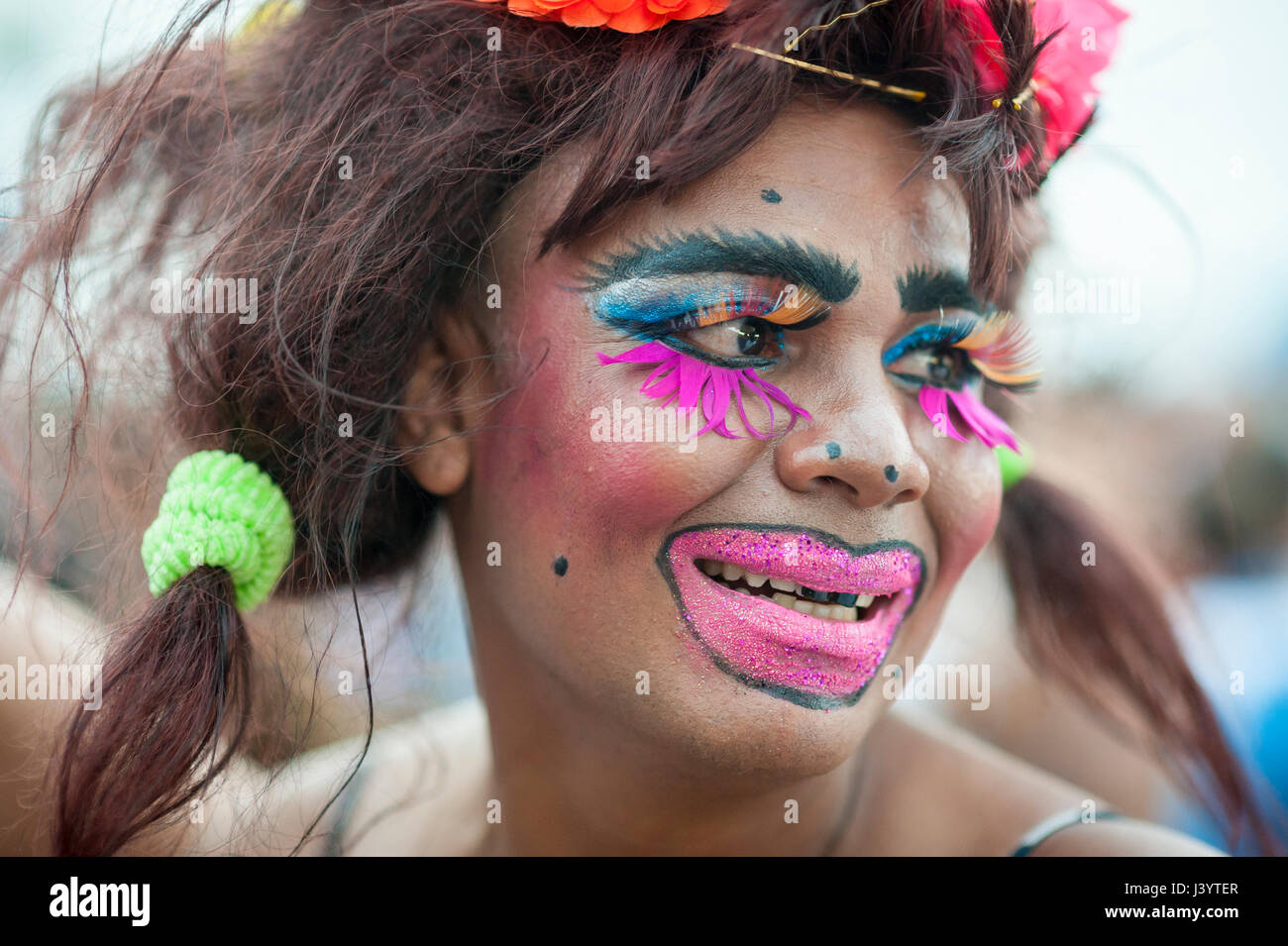 RIO DE JANEIRO - Febrero 11, 2017: Un joven brasileño celebra el carnaval  con colores brillantes de maquillaje y una peluca despeinada en una fiesta  en la calle en Ipanema Fotografía de stock - Alamy