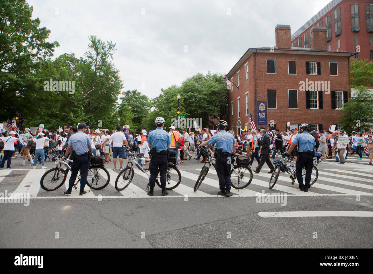 Bicicleta de carretera cerca de la policía para bloquear la protesta pública - EE.UU. Foto de stock