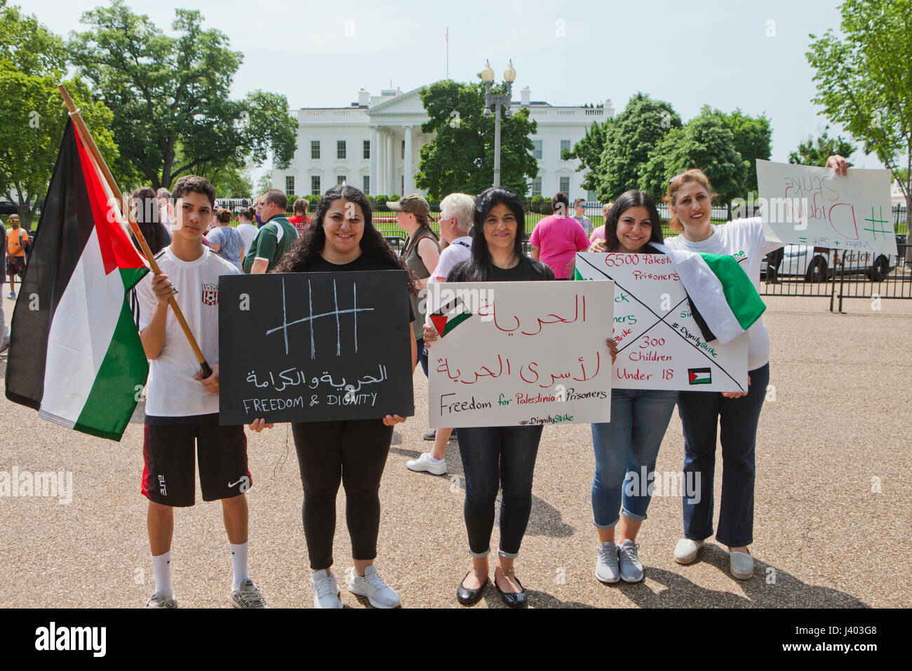 Palestinian-Americans hold 'libertad y dignidad" signos en apoyo de los huelguistas de hambre de Palestina - EE.UU. Foto de stock