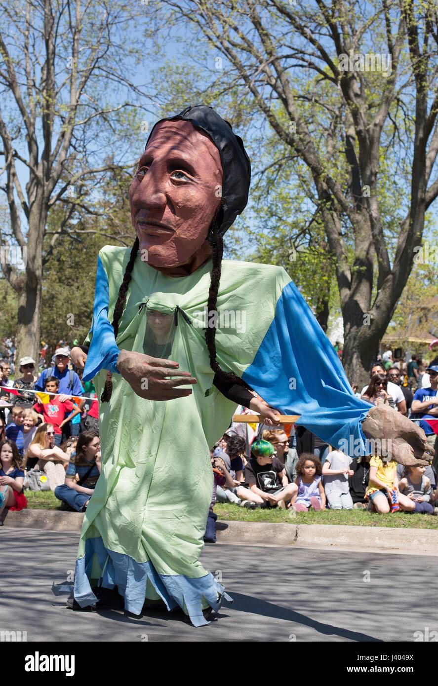 Un gigantesco hombre americano nativo de títeres en la Mayday Parade en Minneapolis, Minnesota, USA. Foto de stock