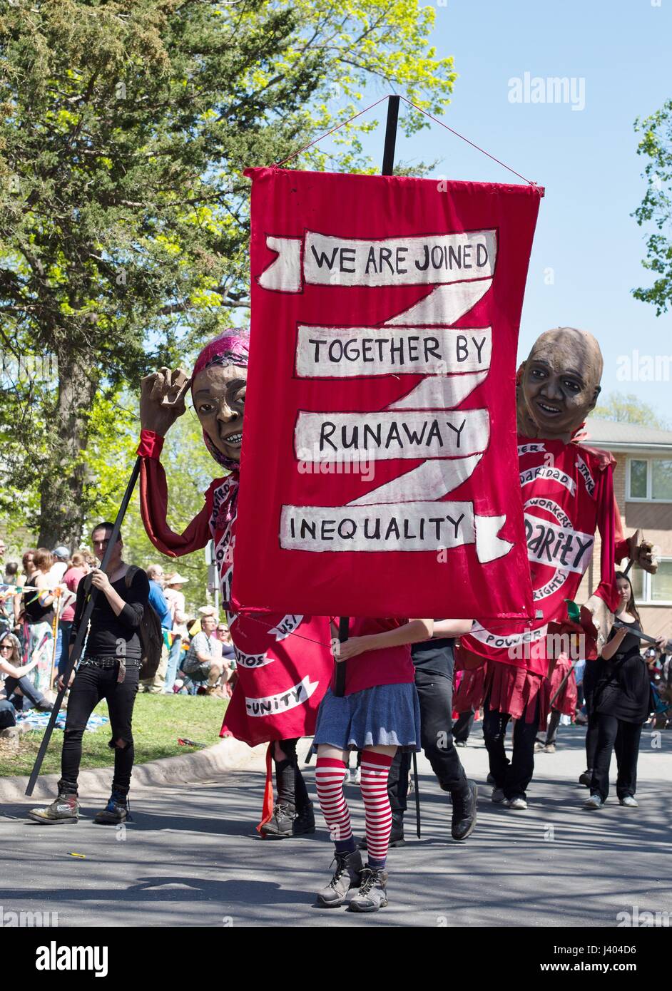 Gente marchando contra la desigualdad en la Mayday Parade en Minneapolis, Minnesota, USA. Foto de stock