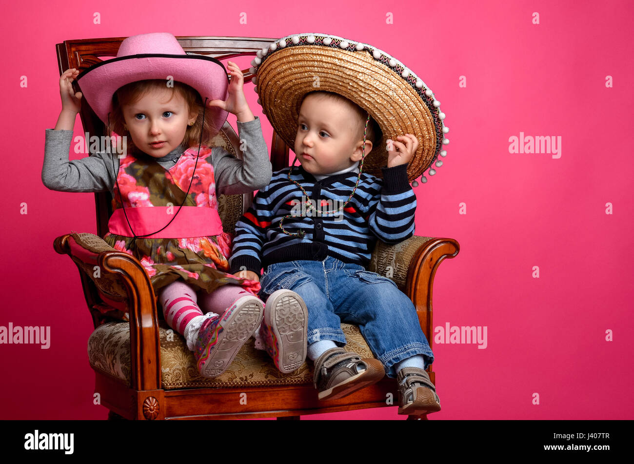 natural Natura portátil Dos niños sonrientes portando sombreros vaqueros, Studio Fotografía de  stock - Alamy