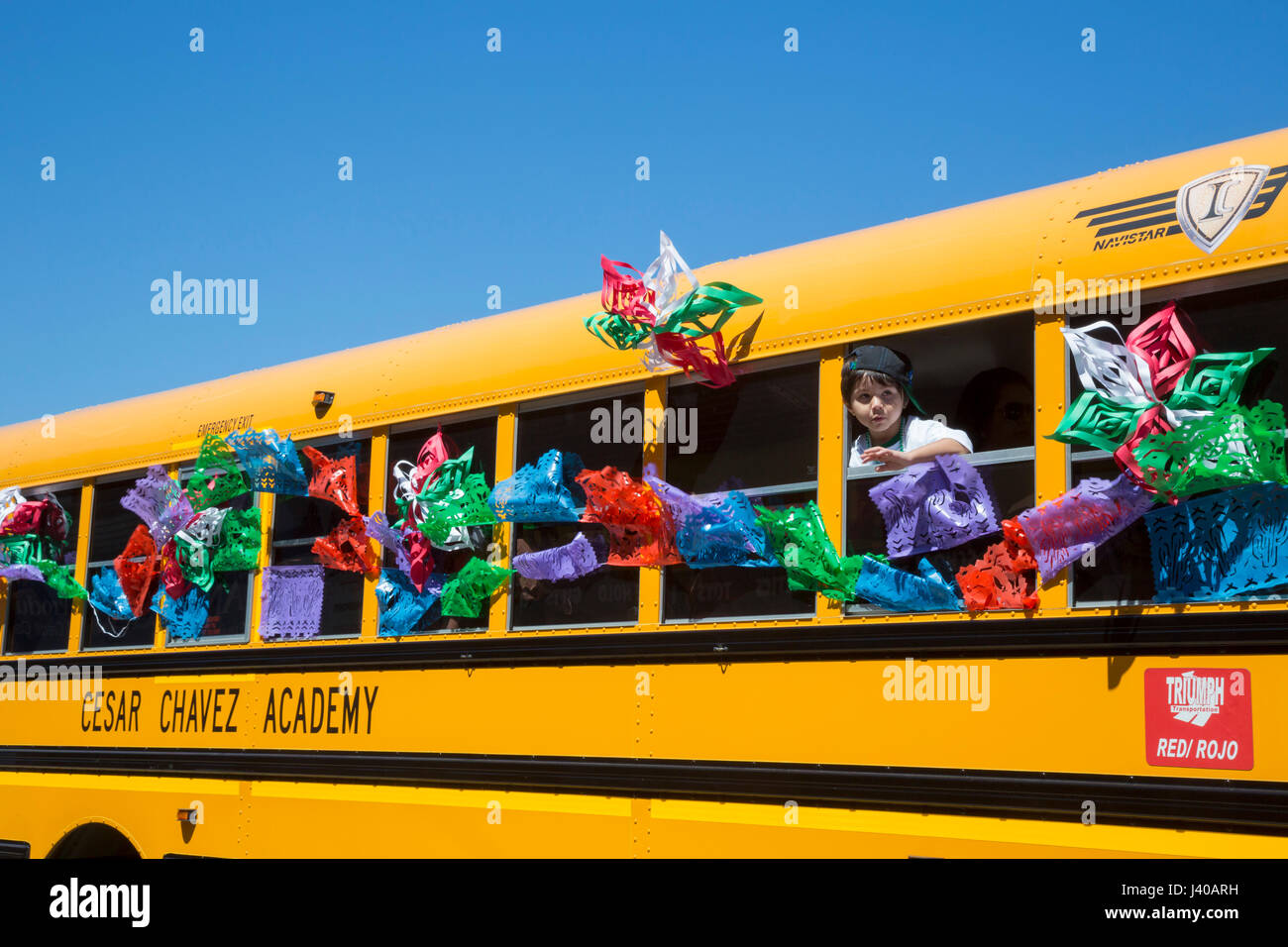 Detroit, Michigan - un niño cabalga sobre un autobús escolar de la Cesar Chavez Academy, una escuela chárter operados por La Leona del Grupo, durante la reunión anual de cinco Foto de stock