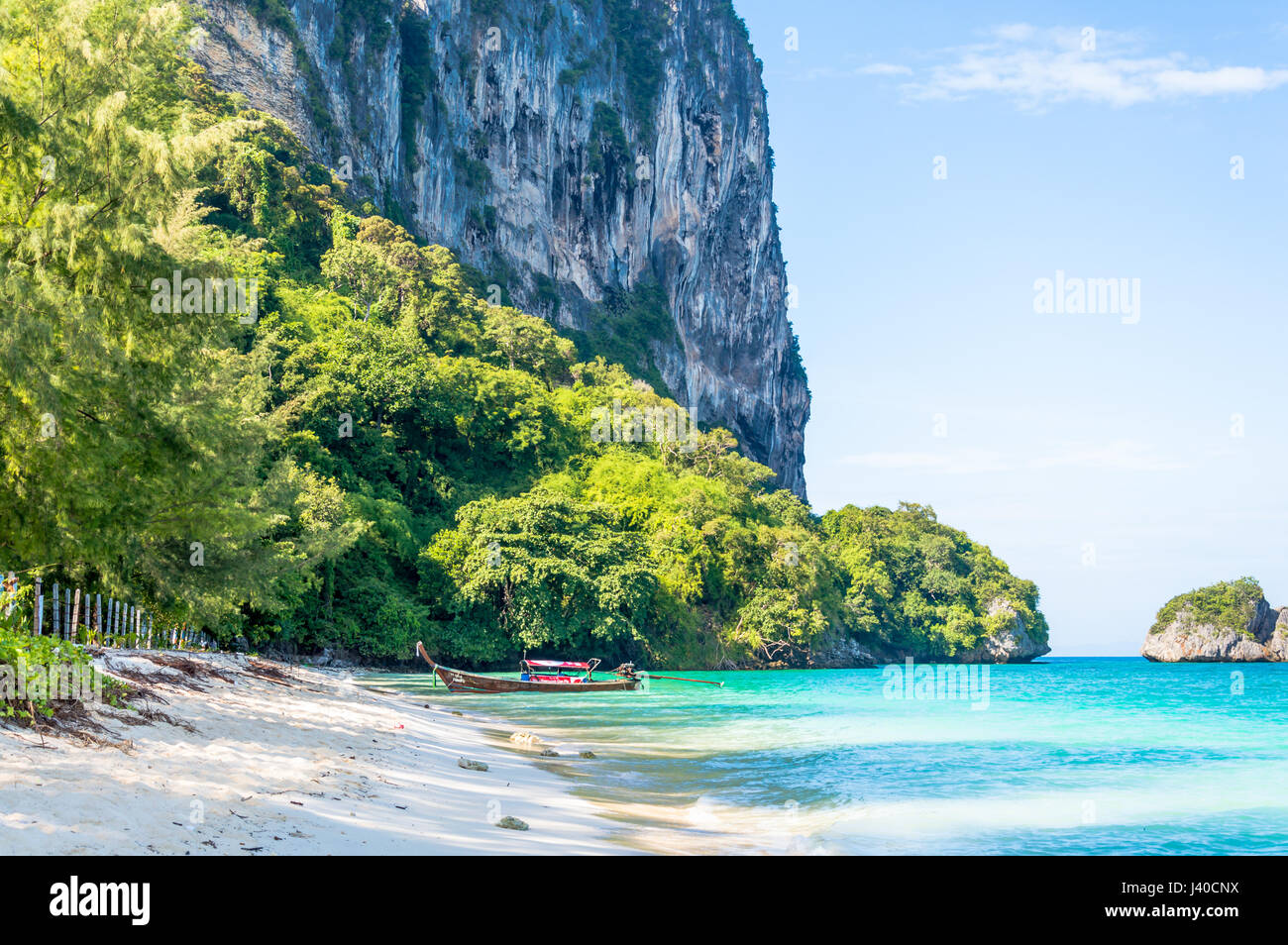 Scénic con dirección vista de la playa de la isla contra el cielo Foto de stock