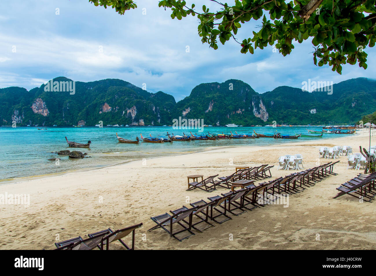 Vista de la playa de la isla de Phi Phi bay contra barcos amarrados y costa "longtail" Foto de stock