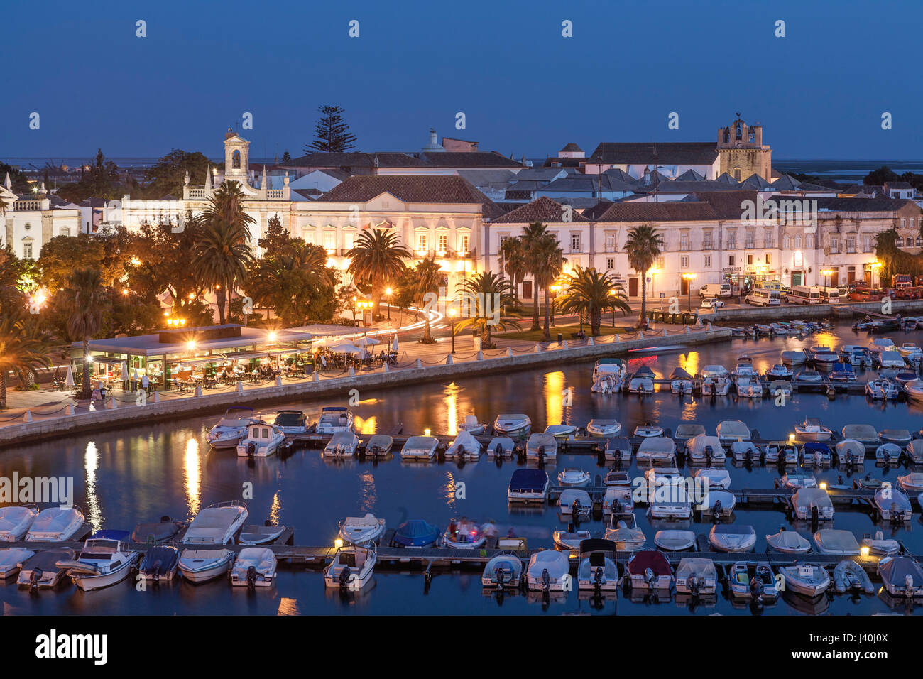 Puerto deportivo y el casco antiguo de la ciudad, Faro, Algarve, Portugal, Europa Foto de stock