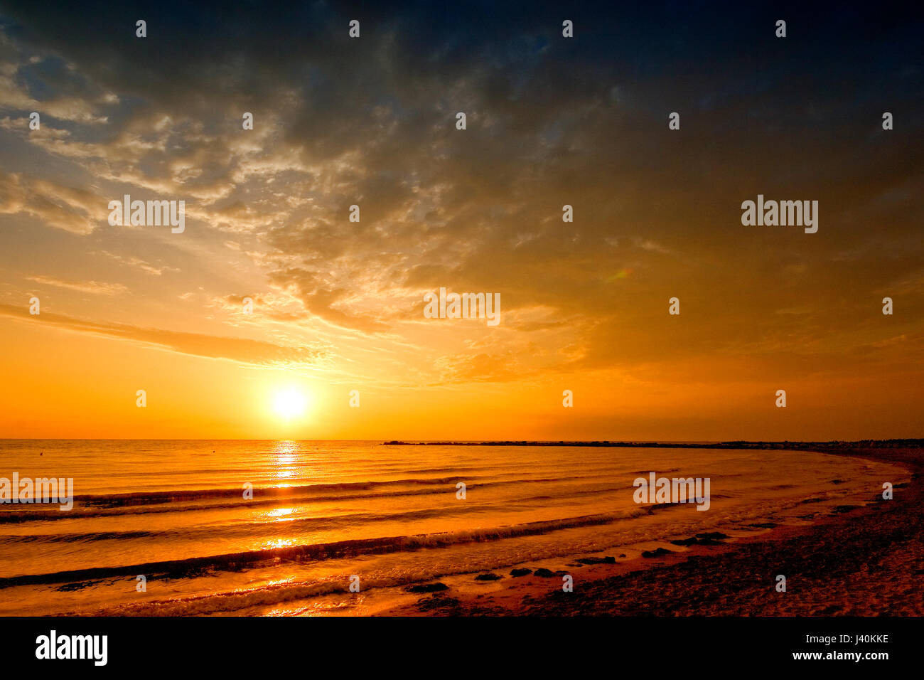 Sol paisaje marino con golden mar y nubes en el cielo Foto de stock