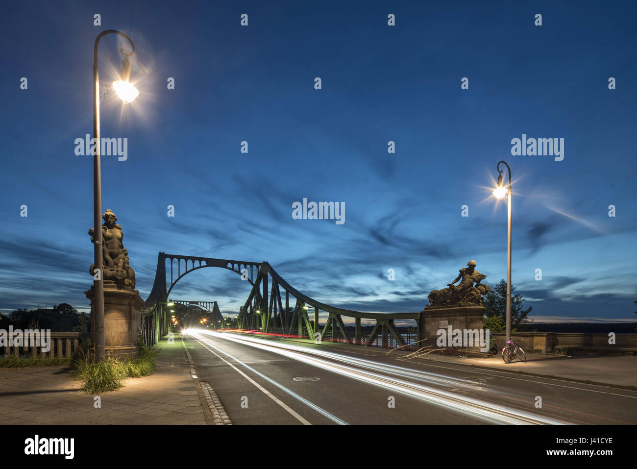 Puente Glienicker en la noche, Potsdam, Brandenburgo, Alemania Foto de stock