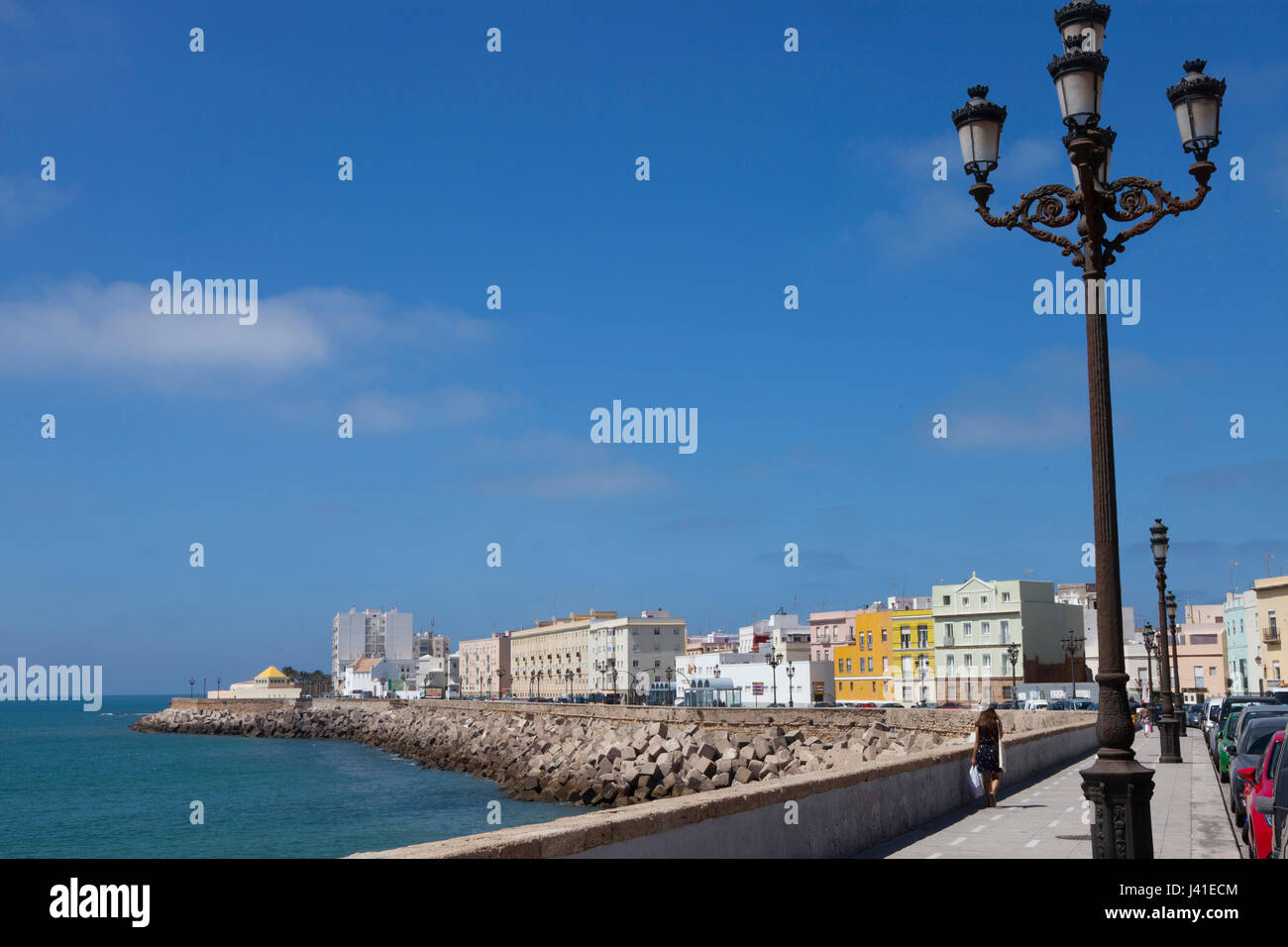 Barrera protectora y paseo marítimo, en el centro histórico de la ciudad de Cádiz, Cádiz, Andalucía, España, Europa Foto de stock