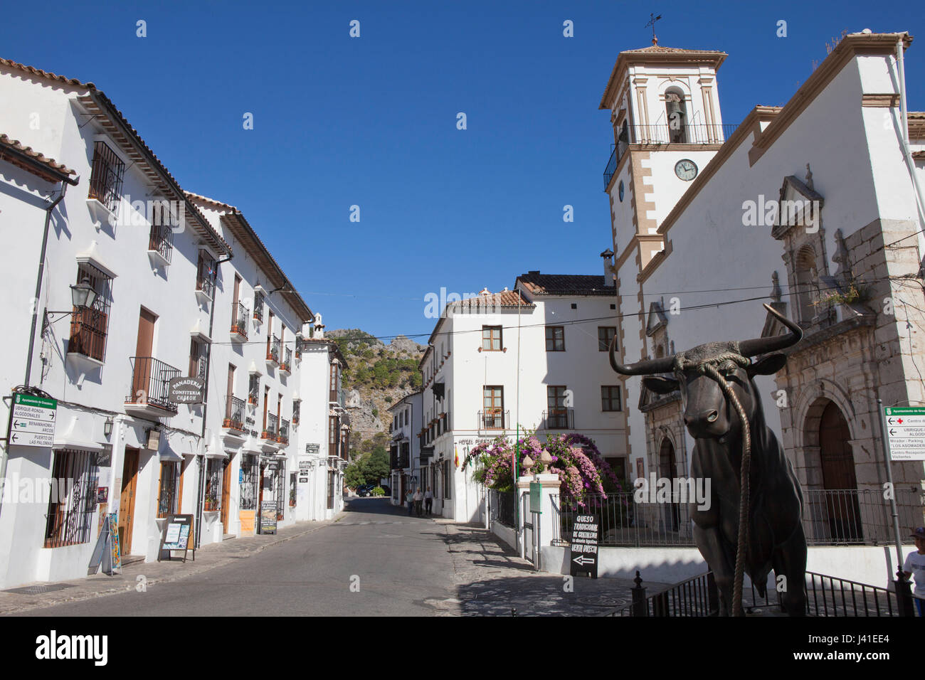 Pueblo blanco de Grazalema, Cádiz, Andalucía, España, Europa Foto de stock