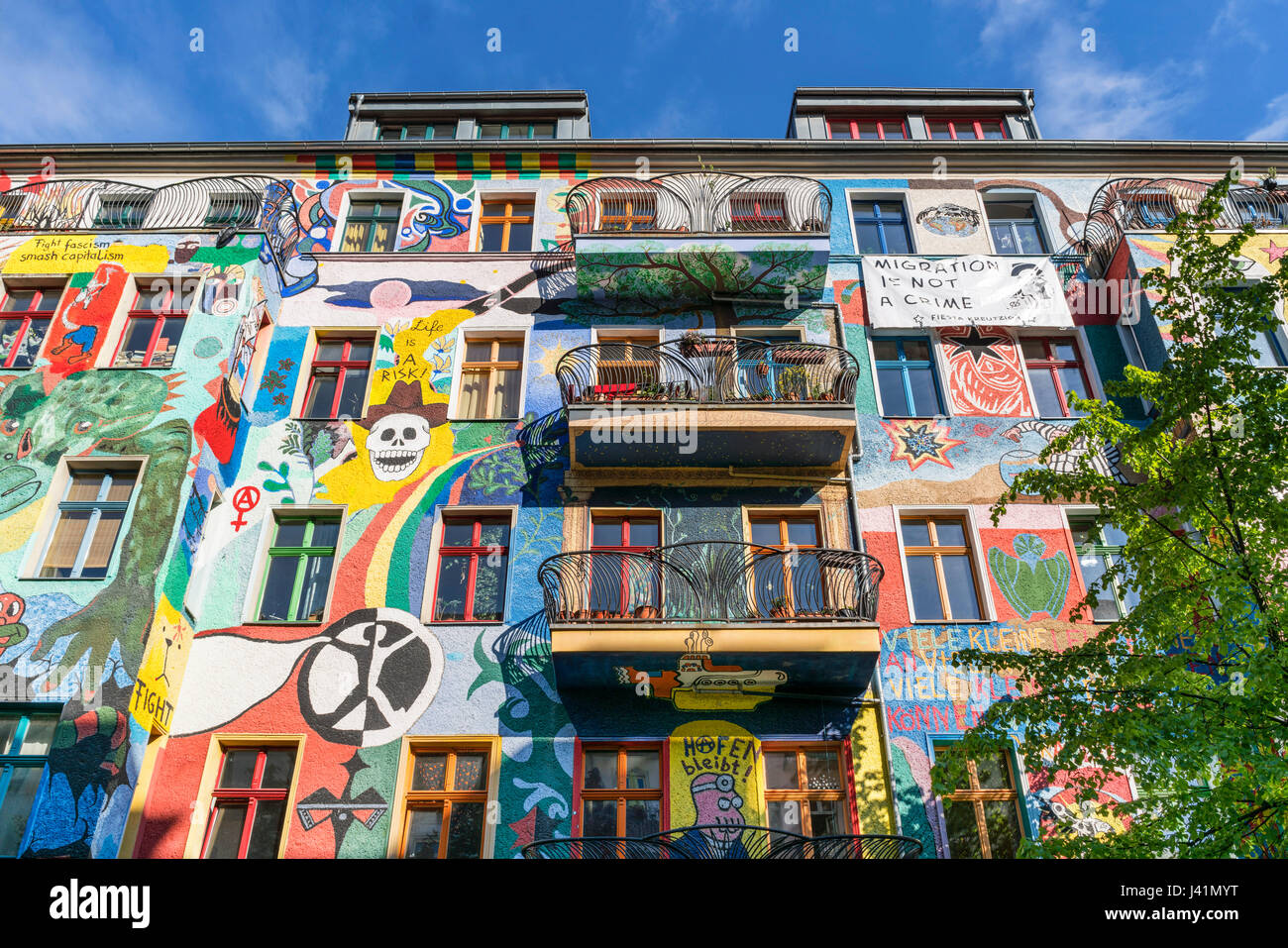 Fachada pintada en Friedrichshain, coloridos murales, Berlín, Alemania Foto de stock